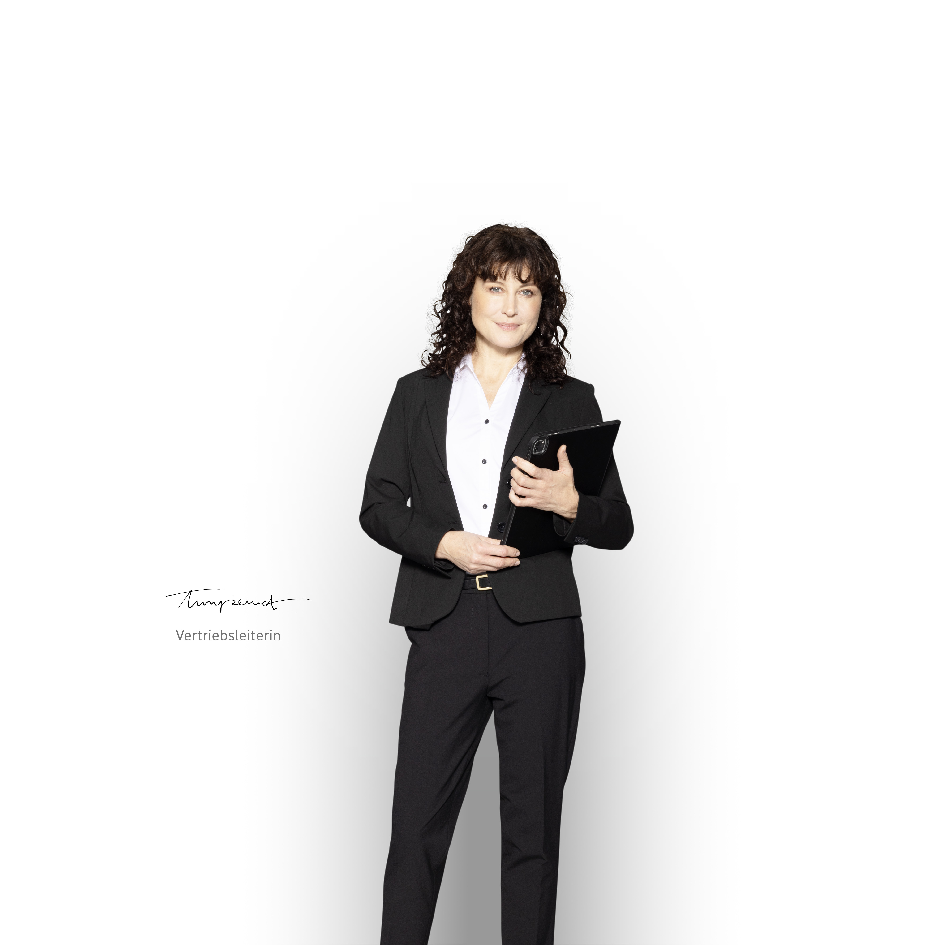 Neufahrzeuggarantie | Mercedes-Benz Transporter. Mercedes-Benz Verkaufsleiter mit Tablet in der Hand, um über die Neufahrzeuggarantie zu informieren.