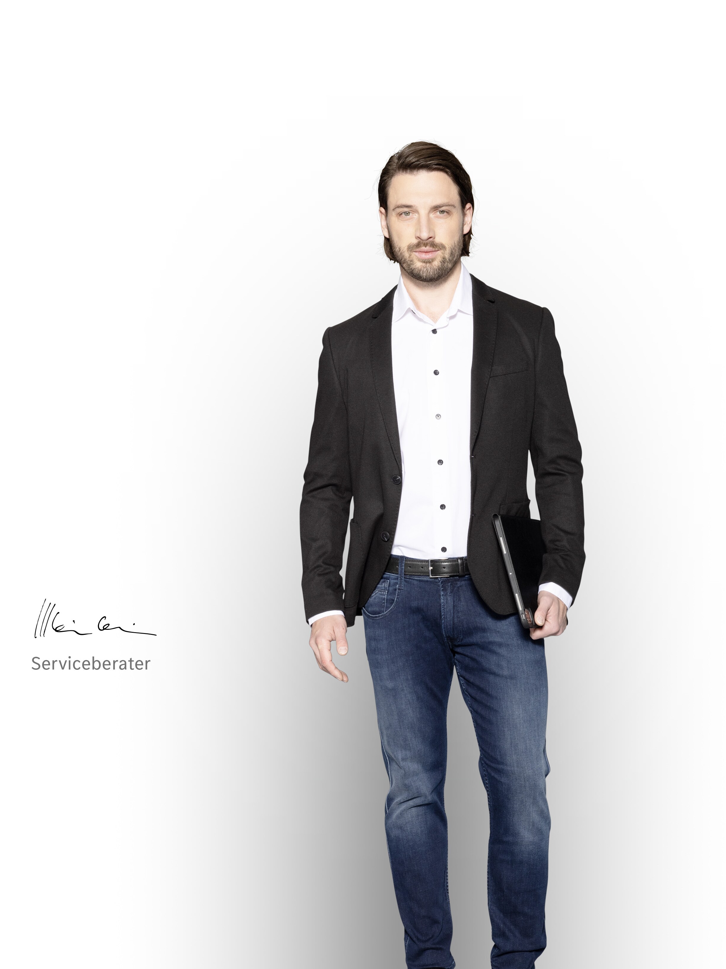 Der Serviceberater lächelt Sie an und ist bereit, Ihnen bei Ihrem Mercedes-Benz Fuhrpark zu helfen.