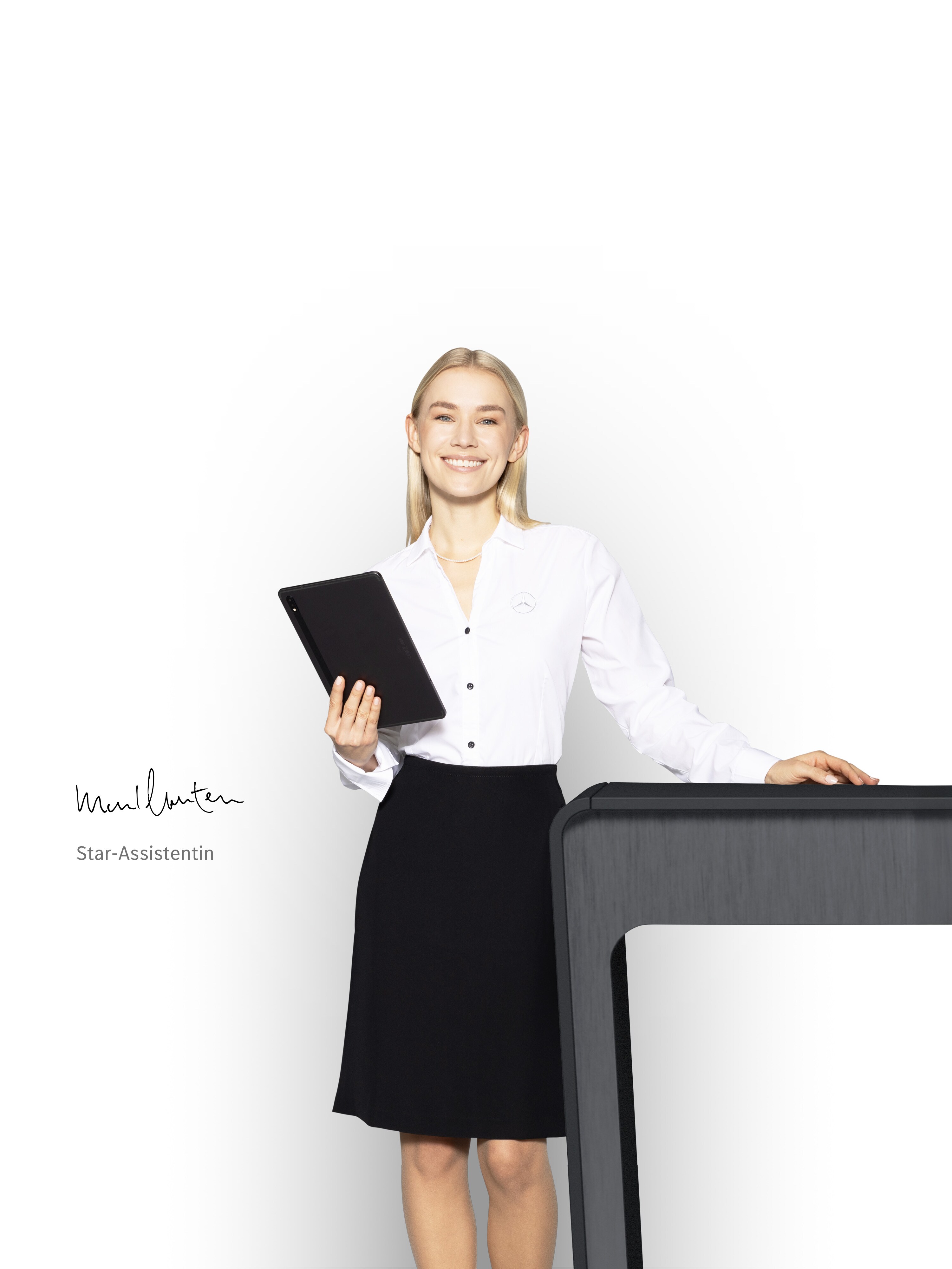Eine Frau, Star-Assistentin, steht mit einem Tablet in der Hand da, um kompetente Unterstützung zu leisten.