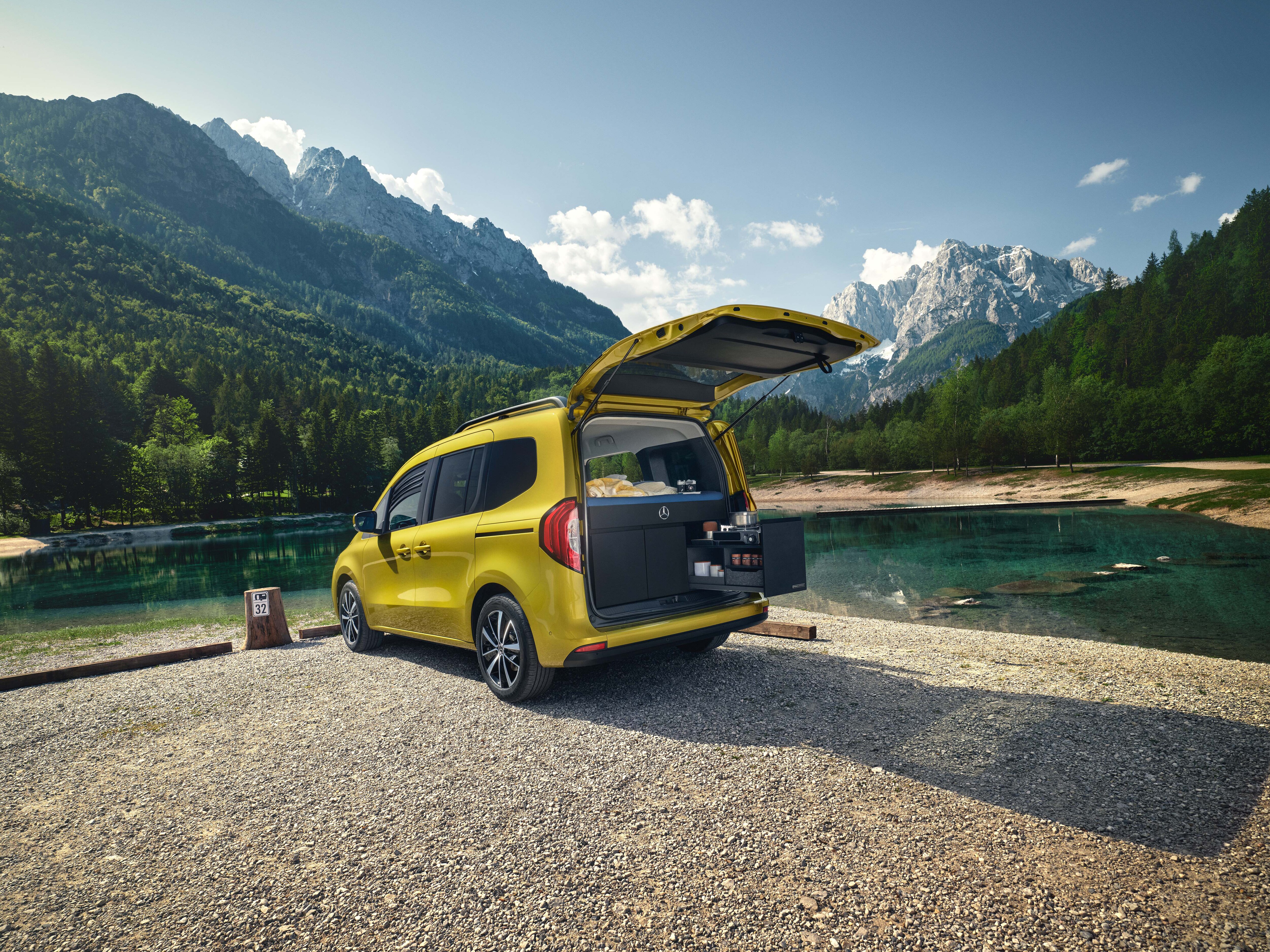 Die T-Klasse mit Marco Polo Modul und aufgeklapptem Kofferraum in einer idyllischen Landschaft