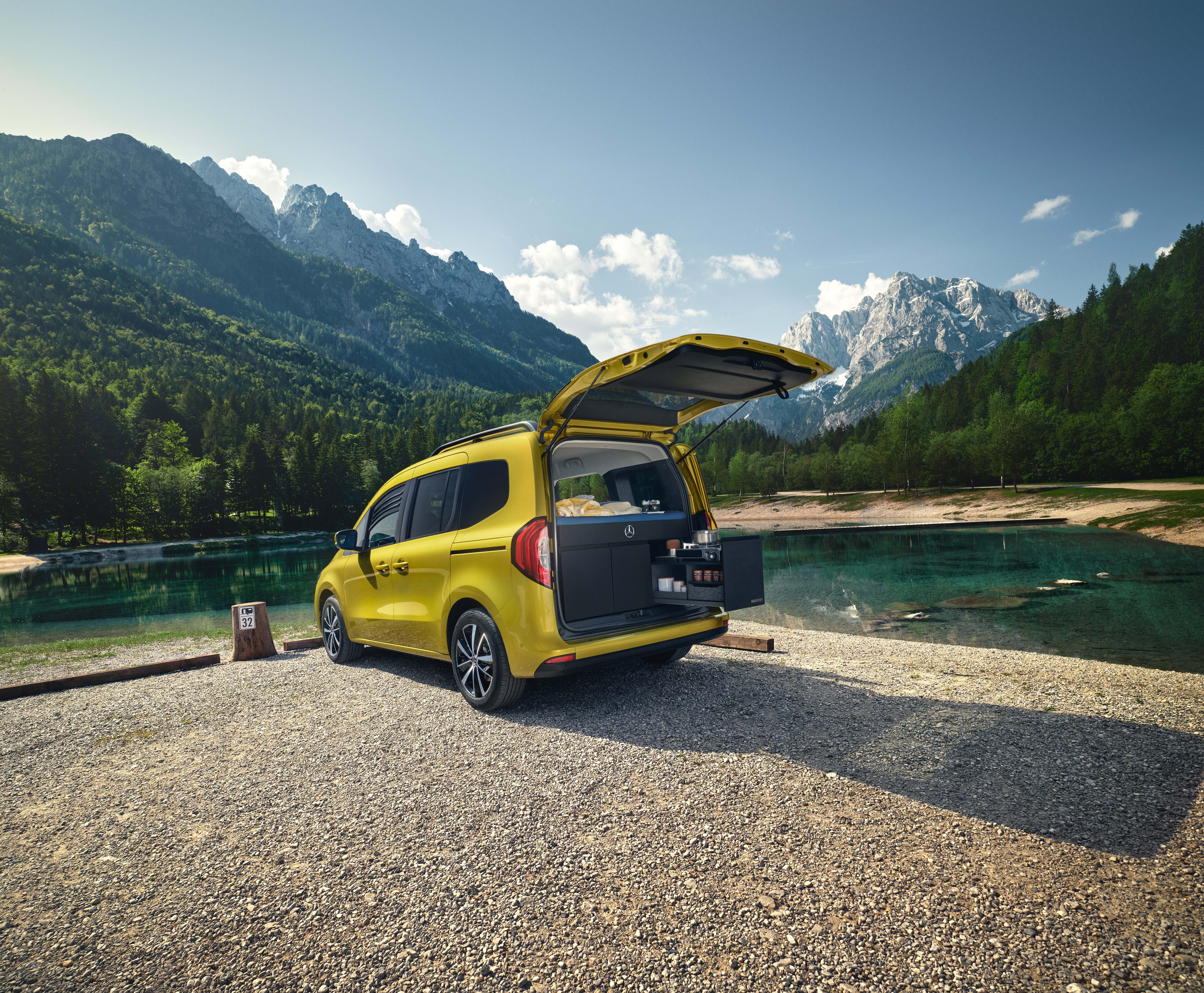 T-Klasse Marco Polo Modul | Mercedes-Benz Die T-Klasse mit Marco Polo Modul und aufgeklapptem Kofferraum in einer idyllischen Landschaft