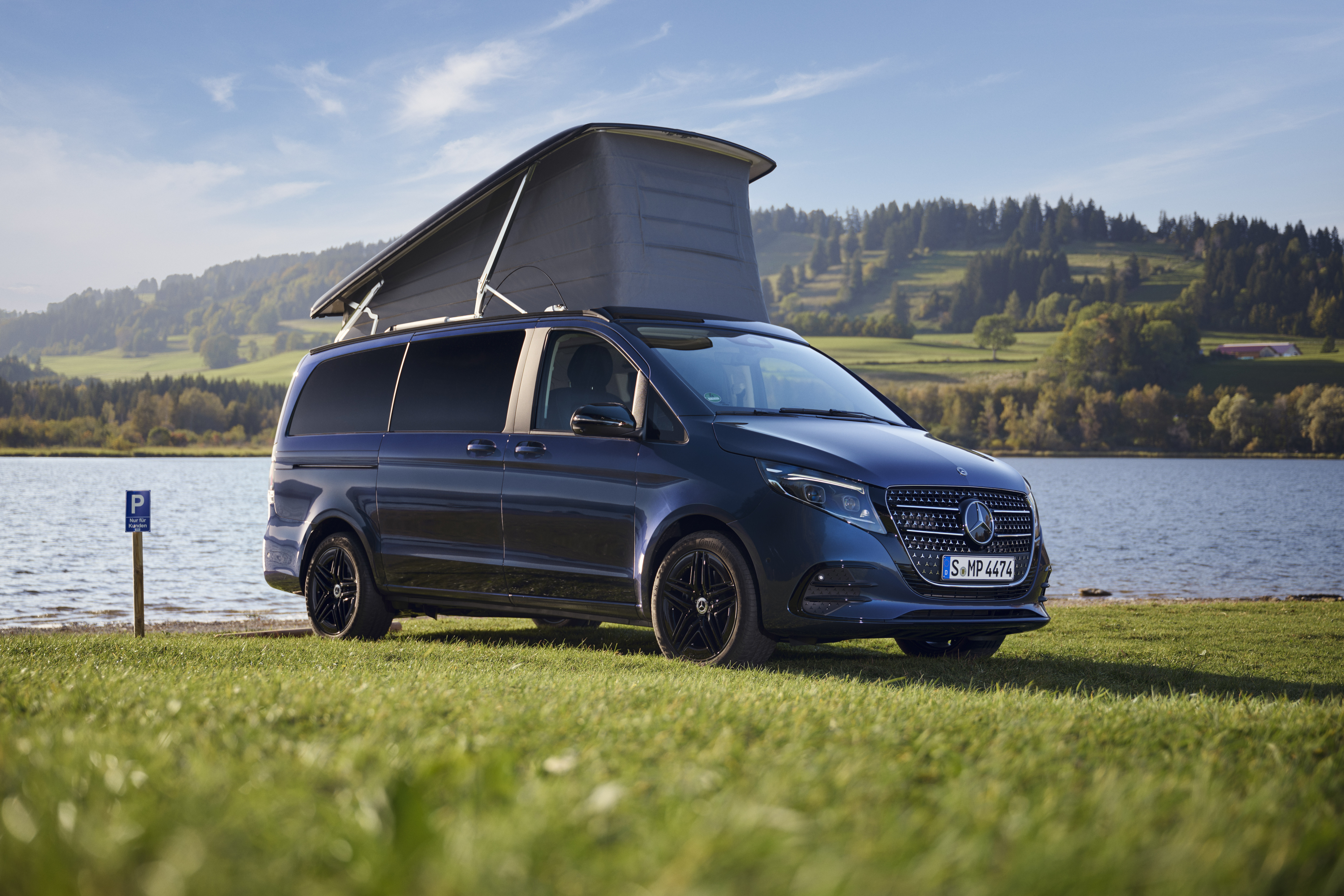 V-Klasse Marco Polo | Mercedes-Benz V-Klasse Marco Polo in Seitenansicht und aufgeklappten Dachbett, auf einem idyllischen Hintergrund am Fluss.