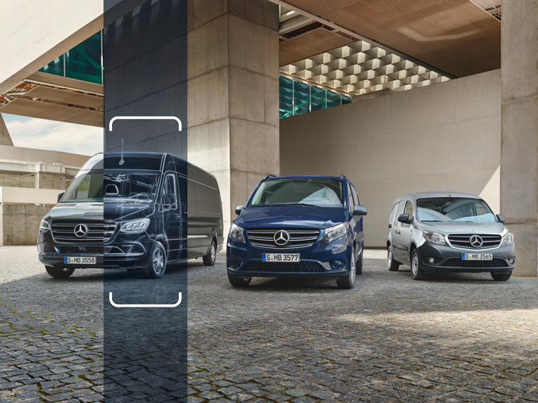 Der Mercedes-Benz eCitan und Citan parkend vor einem Bürogebäude.