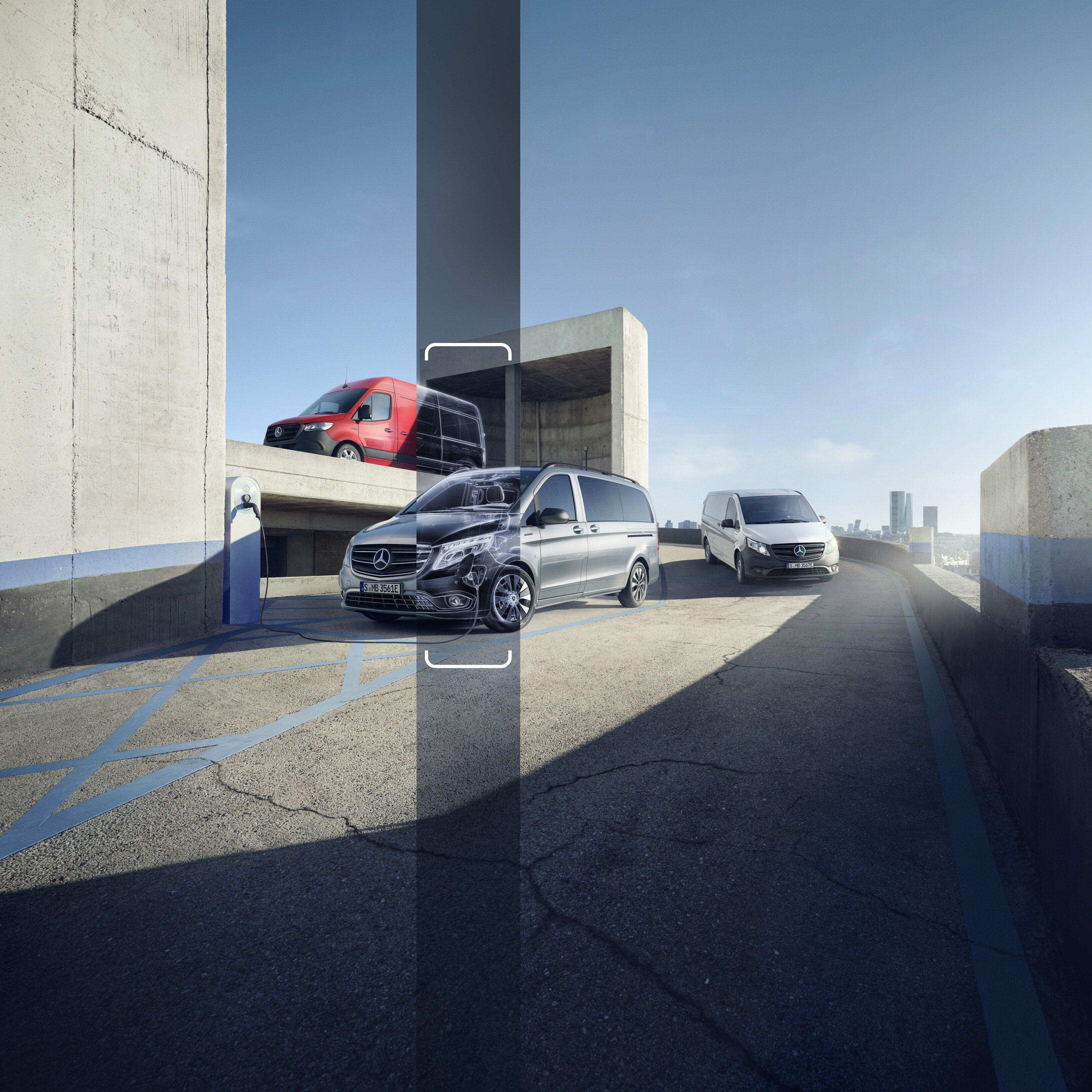 Zertifizierte Mercedes-Benz Transporter aus Vorbesitz vor einem Autohaus