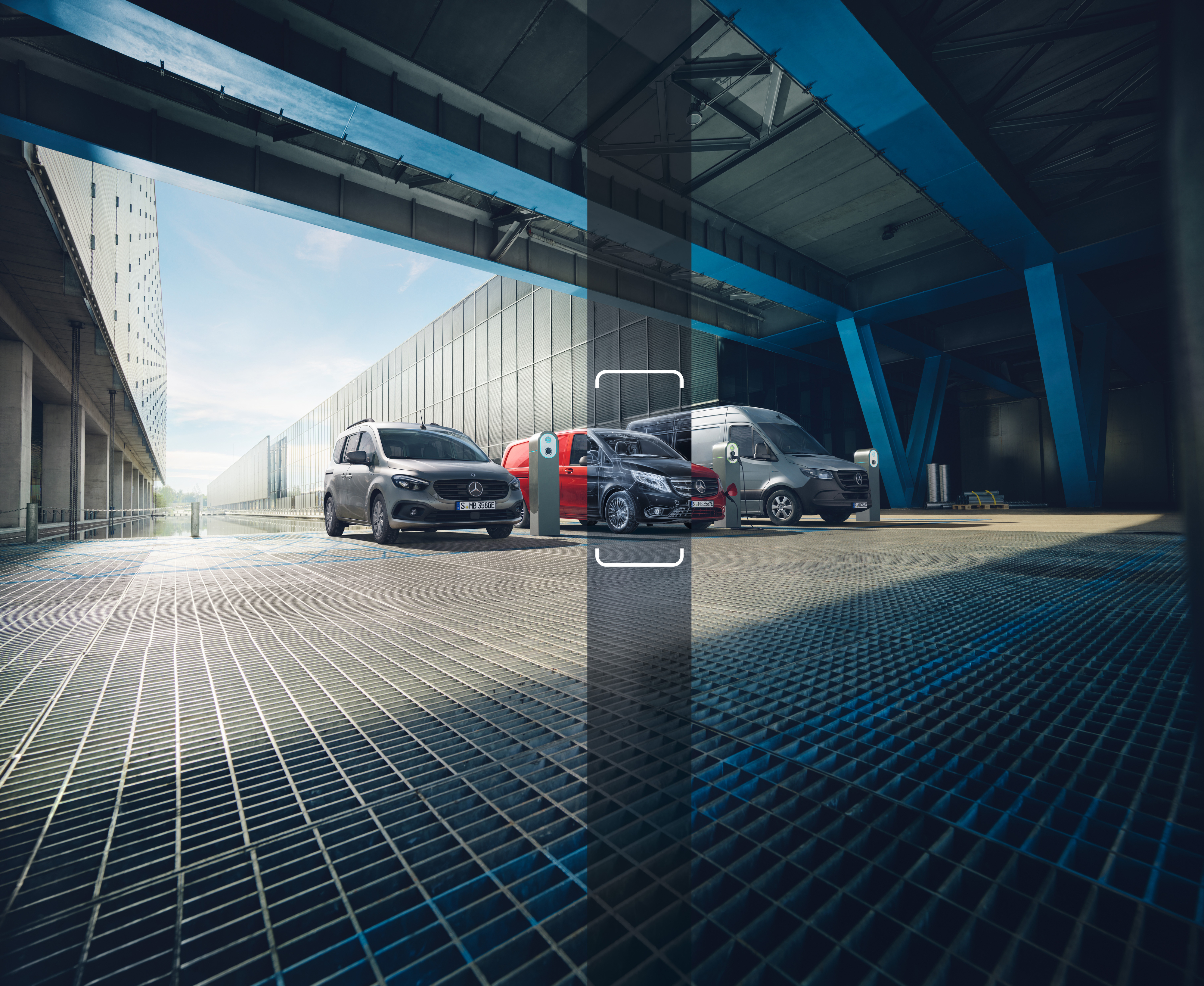 Vollelektrische gebrauchte Mercedes-Benz Transporter aus Vorbesitz Drei vollelektrische gebrauchte Mercedes-Benz Transporter stehen an einer Ladesäule vor einem Autohaus.