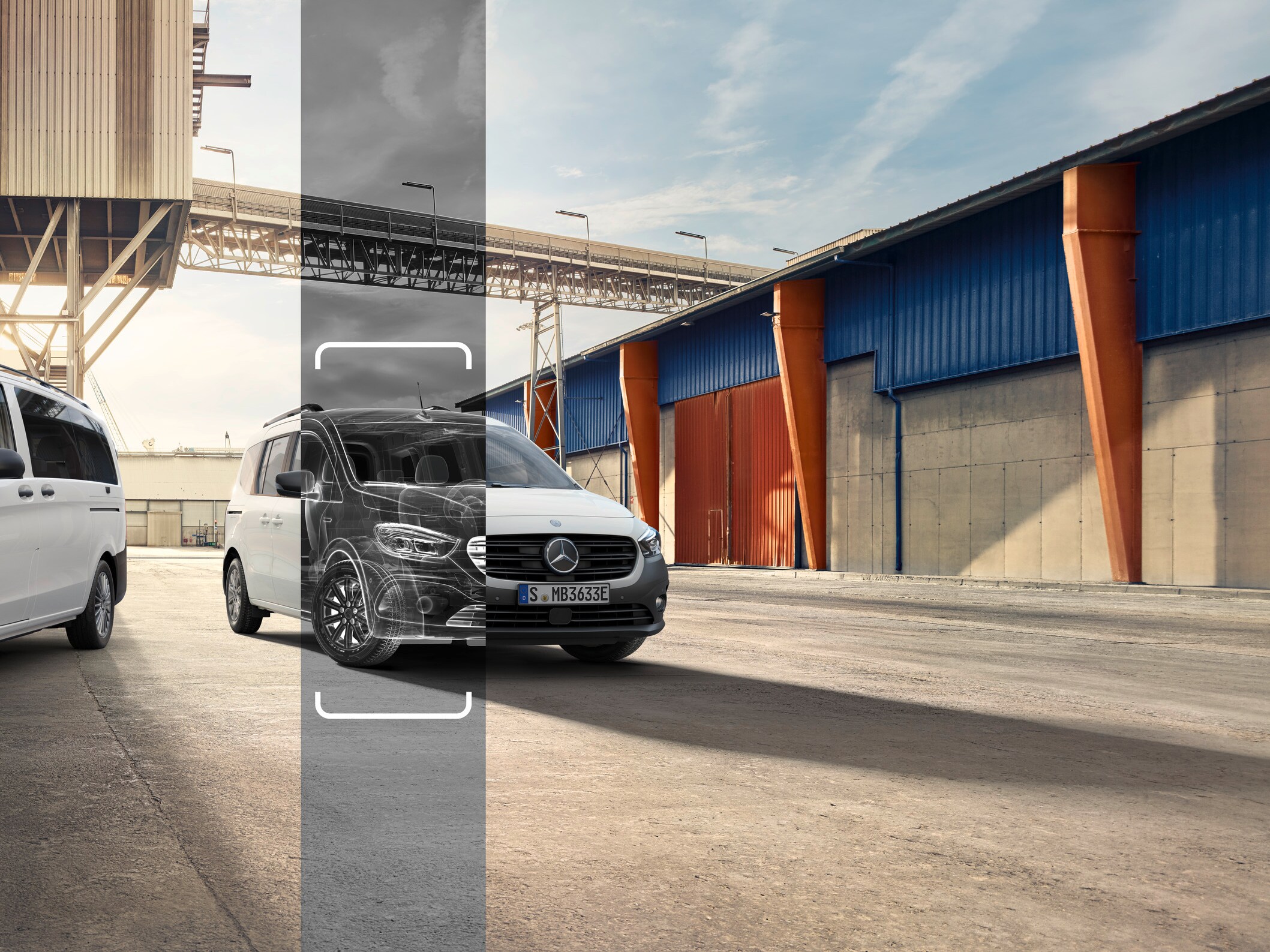 Ein Mercedes-Benz eCitan Transporter auf einem Industriegelände.