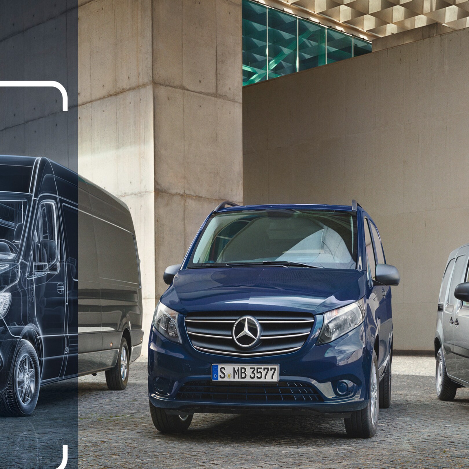 Eine Reihe von Mercedes-Benz Gebrauchttransportern vor einem architektonischem Hintergrund