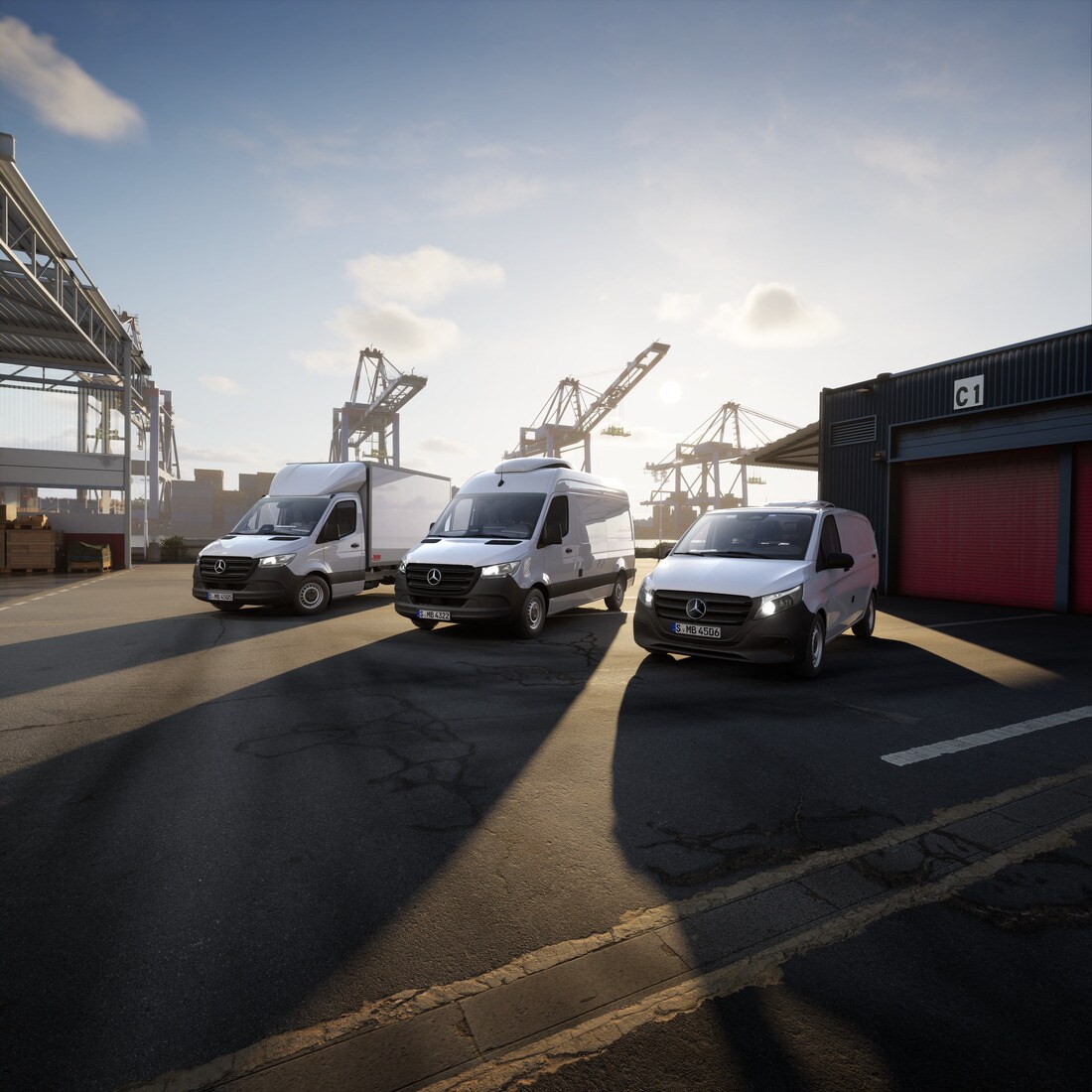 Mercedes-Benz Transporter mit Aufbaulösungen sind auf einer freien Fläche aufgestellt.