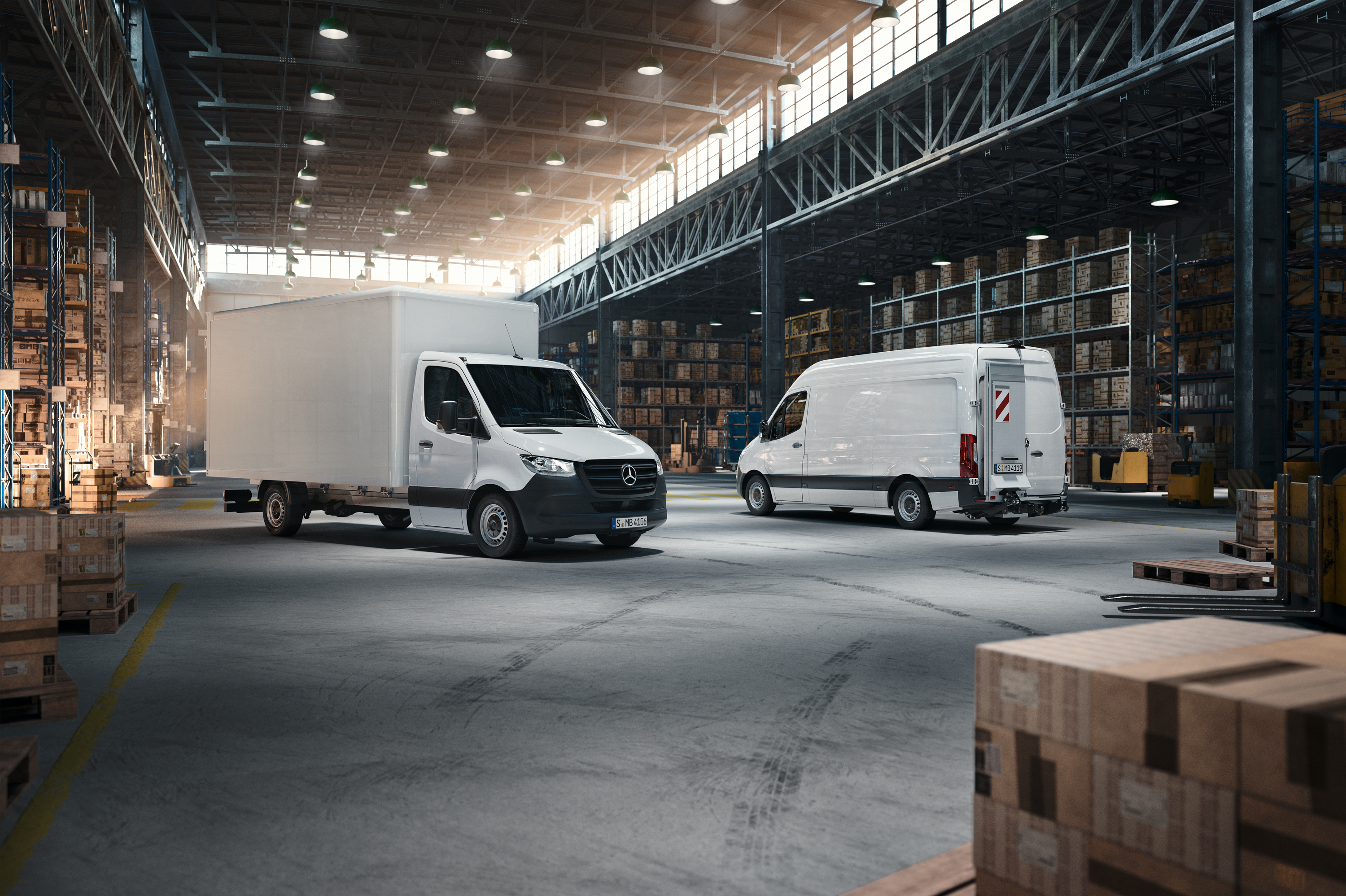 VanSolution. Zwei Vans von Mercedes-Benz stehen in einer Lagerhalle.