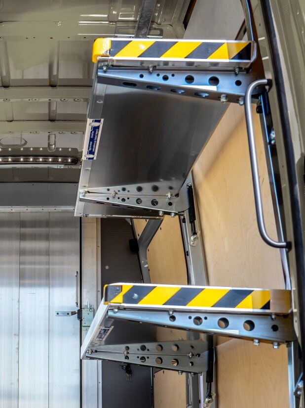 Mercedes-Benz eSprinter KEP und Logistik Lösung von ATV von hinten mit Blick in den Laderaum, in dem Pakete auf den Regalböden liegen.