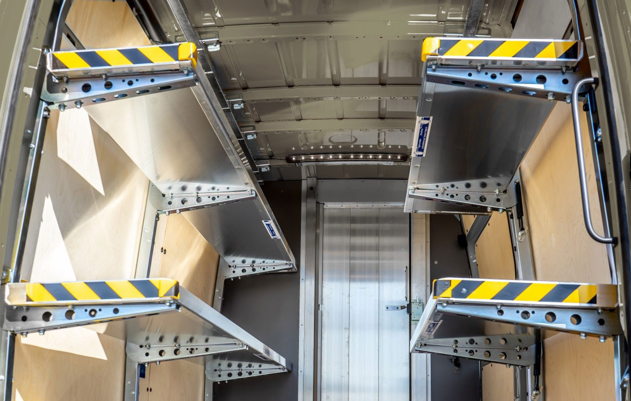 Mercedes-Benz Vans Aufbaulösung: eSprinter KEP und Logistik Lösung von ATV Mercedes-Benz eSprinter KEP und Logistik Lösung von ATV von hinten mit Blick in den Laderaum, in dem Pakete auf den Regalböden liegen.