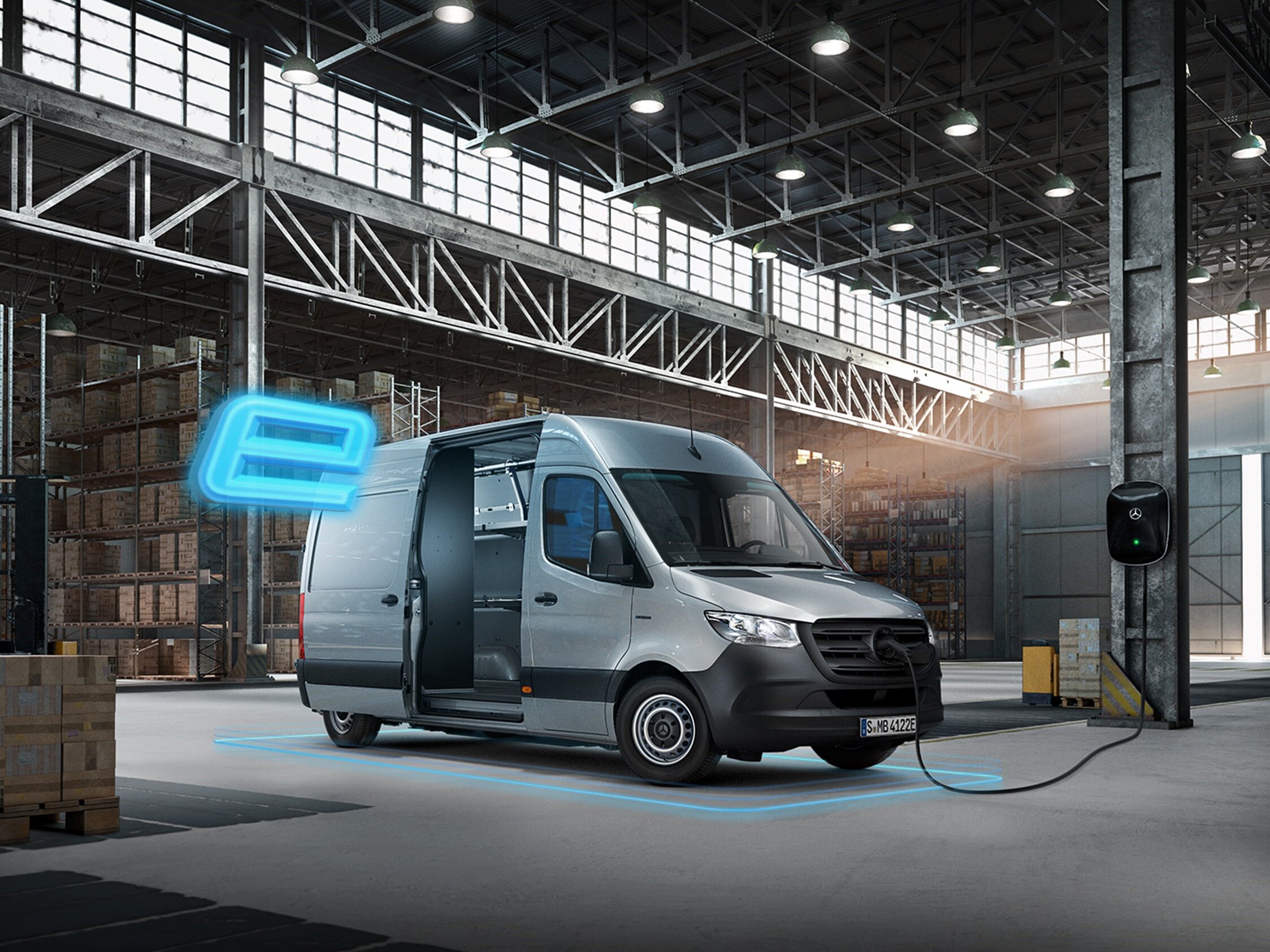 Ein silberner eSprinter mit KEP Aufbau von ATV in einer großen Lagerhalle.