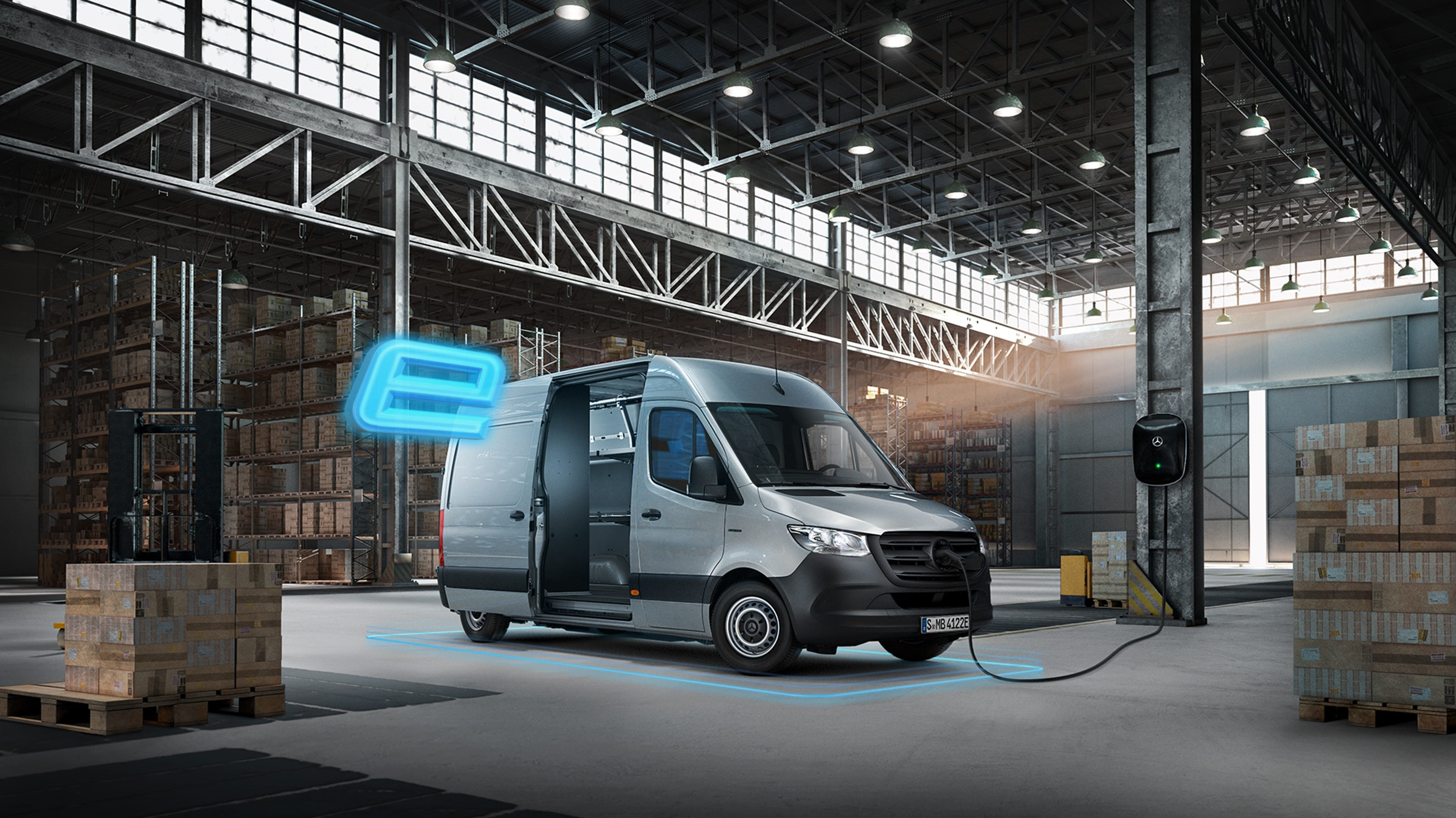 KEP ATV | Mercedes-Benz Transporter. Ein silberner eSprinter mit KEP Aufbau von ATV in einer großen Lagerhalle.