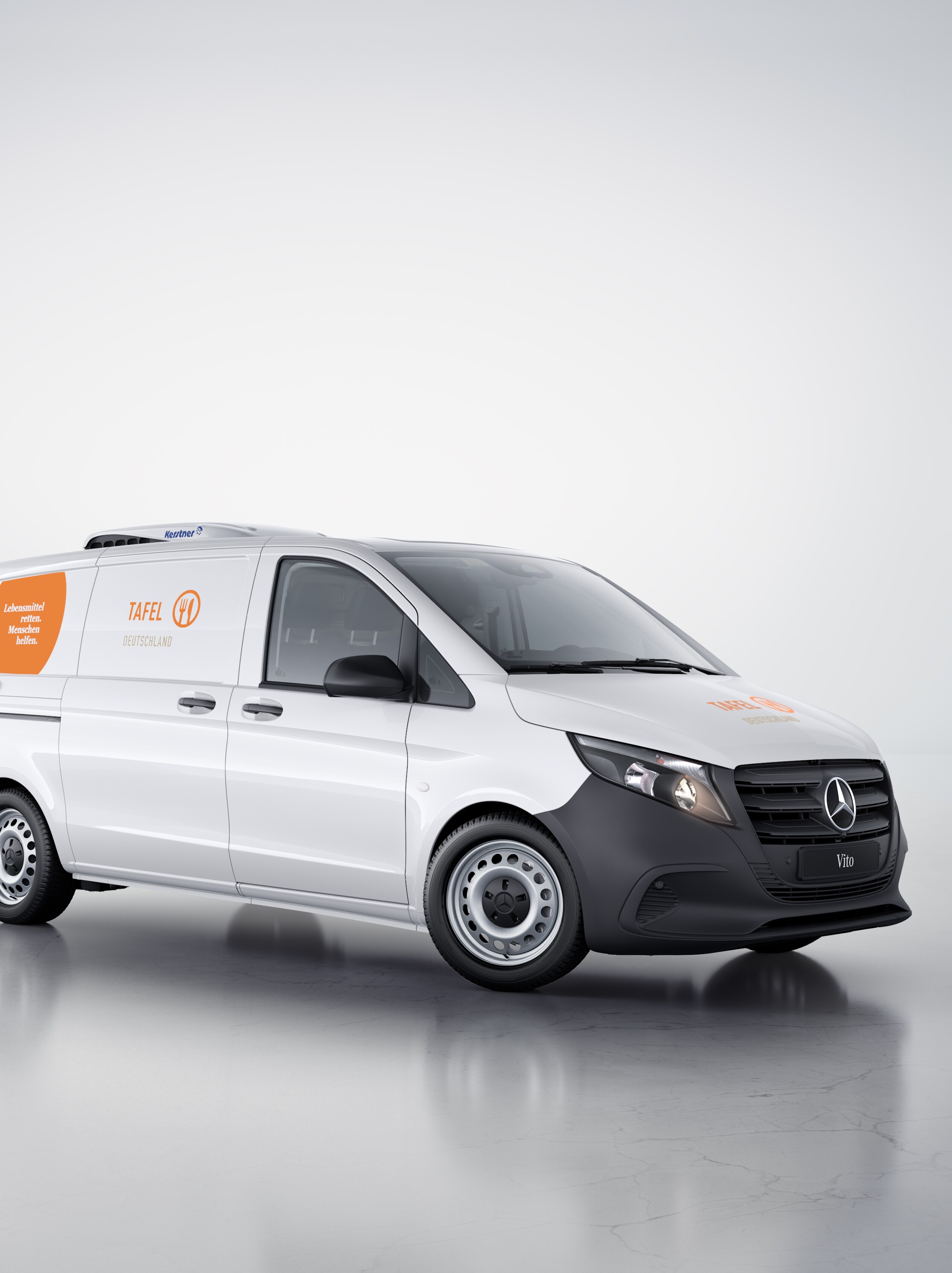 Ein weißer Mercedes-Benz Vito Kastenwagen mit Tafel Logo vor weißem Hintergrund.