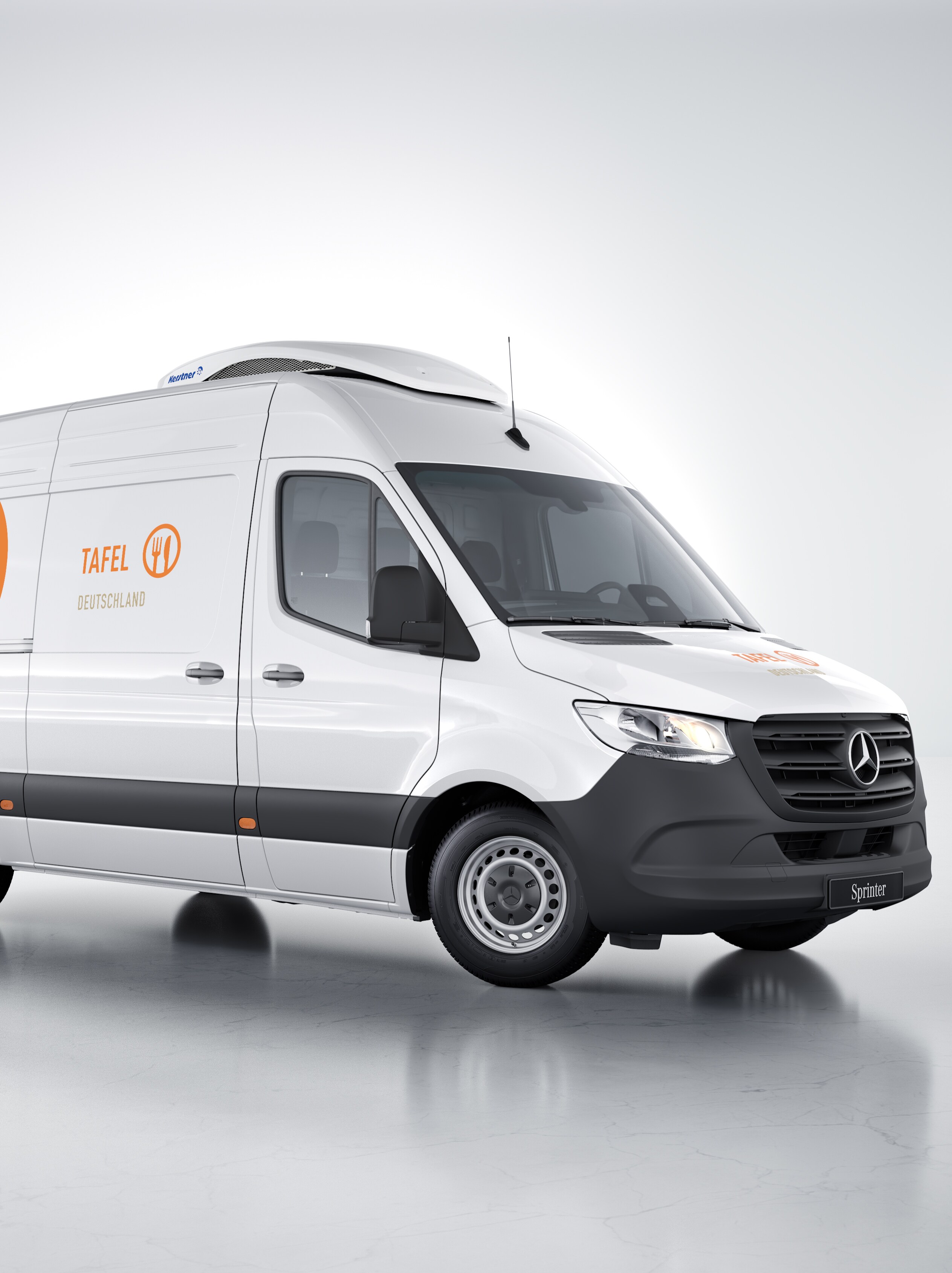 Ein weißer Mercedes-Benz Sprinter Kastenwagen mit Tafel Logo vor weißem Hintergrund.