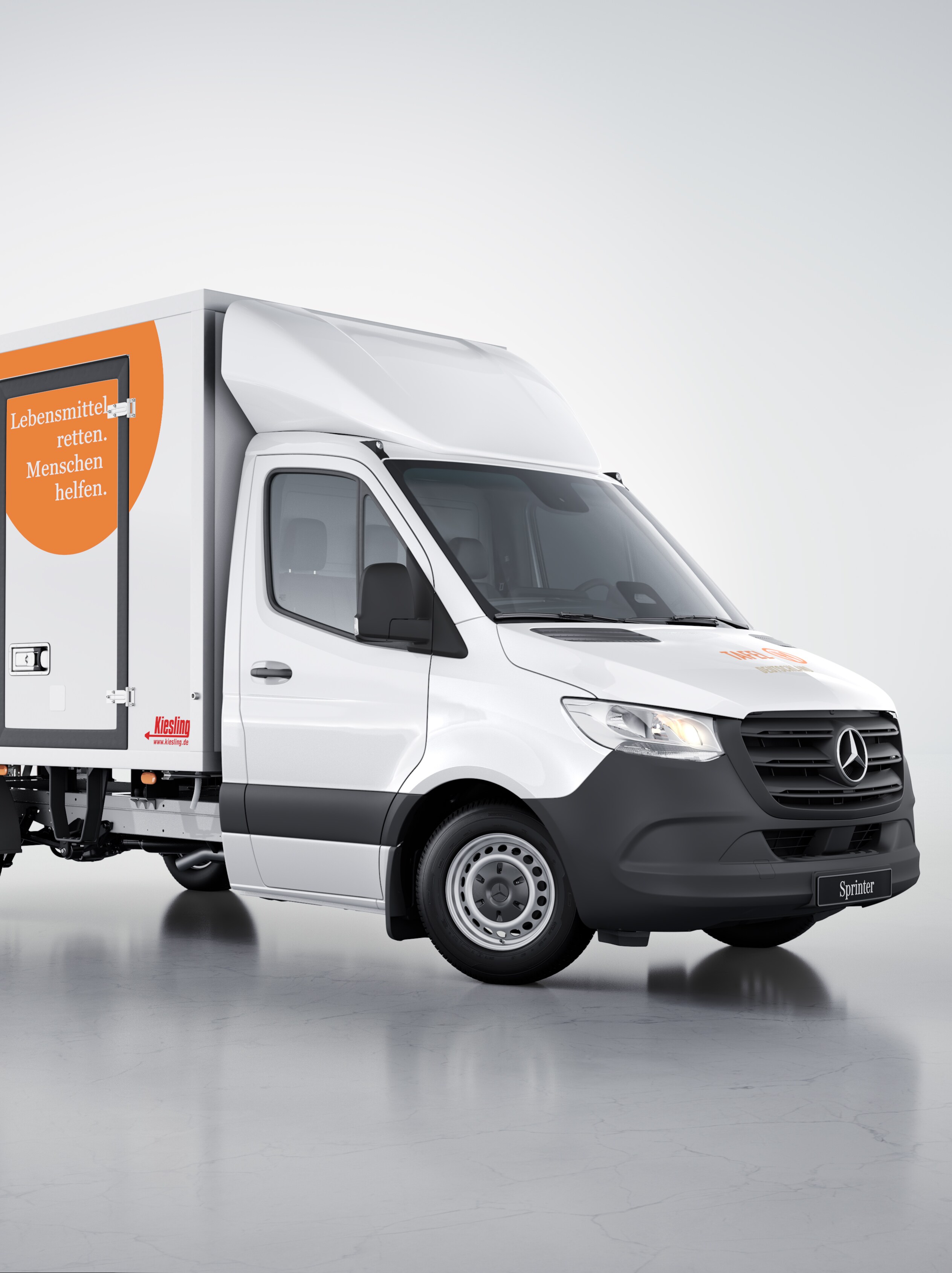 Ein weißer Mercedes-Benz Sprinter Fahrgestell mit Kühlkoffer und Tafel Logo. 