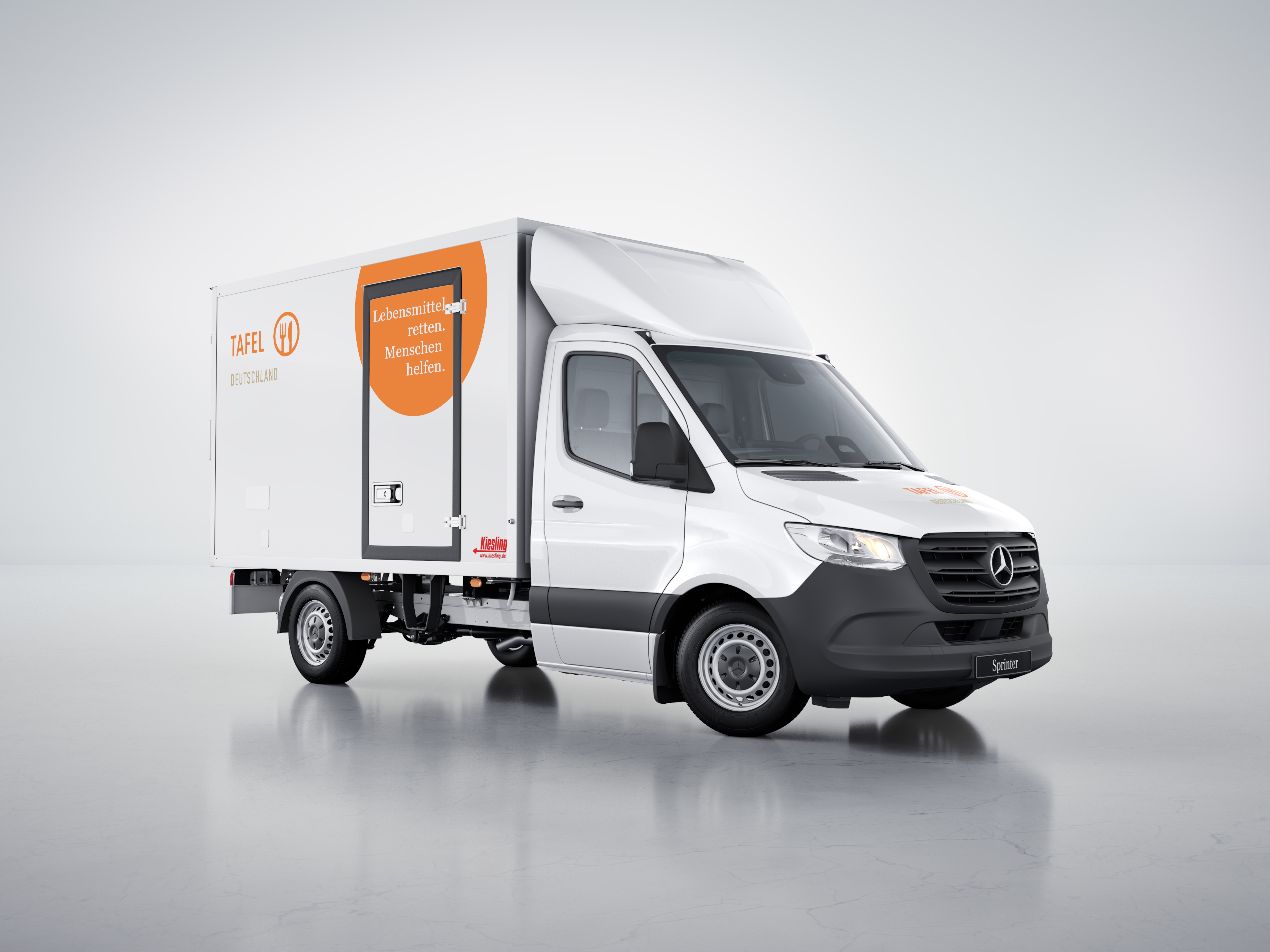 Tafel-Sponsoring | Mercedes-Benz. Ein weißer Mercedes-Benz Sprinter Fahrgestell mit Kühlkoffer und Tafel Logo.