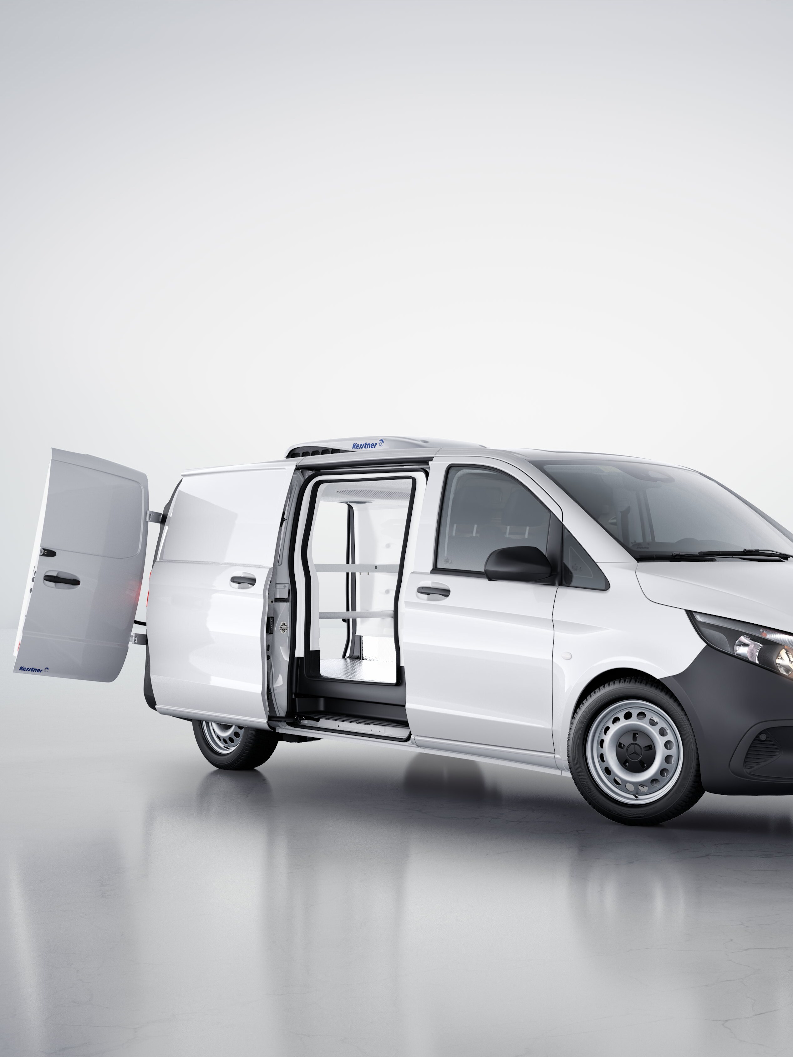 Der Vito Kastenwagen mit geöffneter Seiten- und Hecktür und mit einer Kühllösung von Kernster in der Ladefläche.