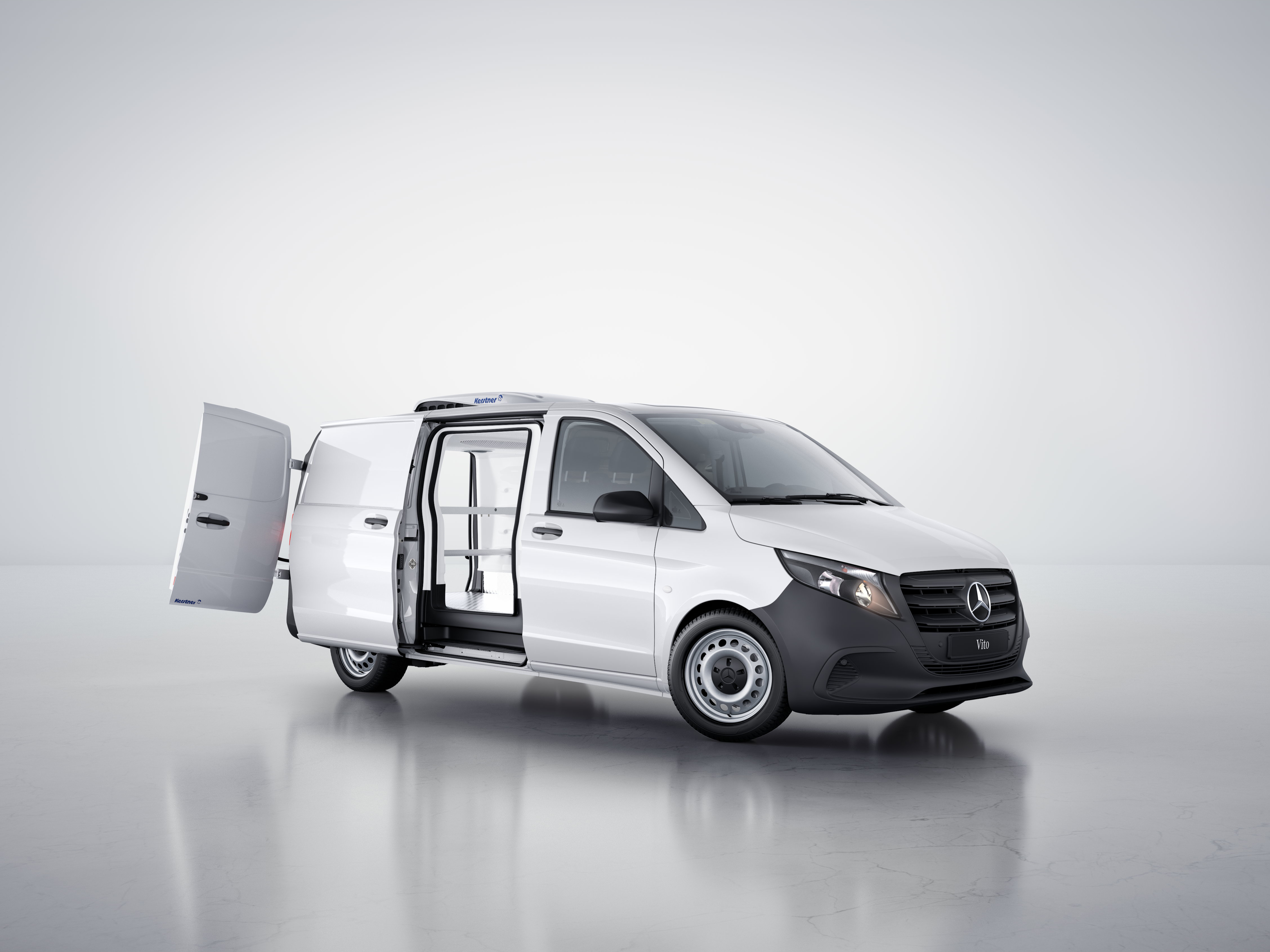 VanSolution | eVito Kastenwagen | Mercedes-Benz Der Vito Kastenwagen mit geöffneter Seiten- und Hecktür und mit einer Kühllösung von Kernster in der Ladefläche.