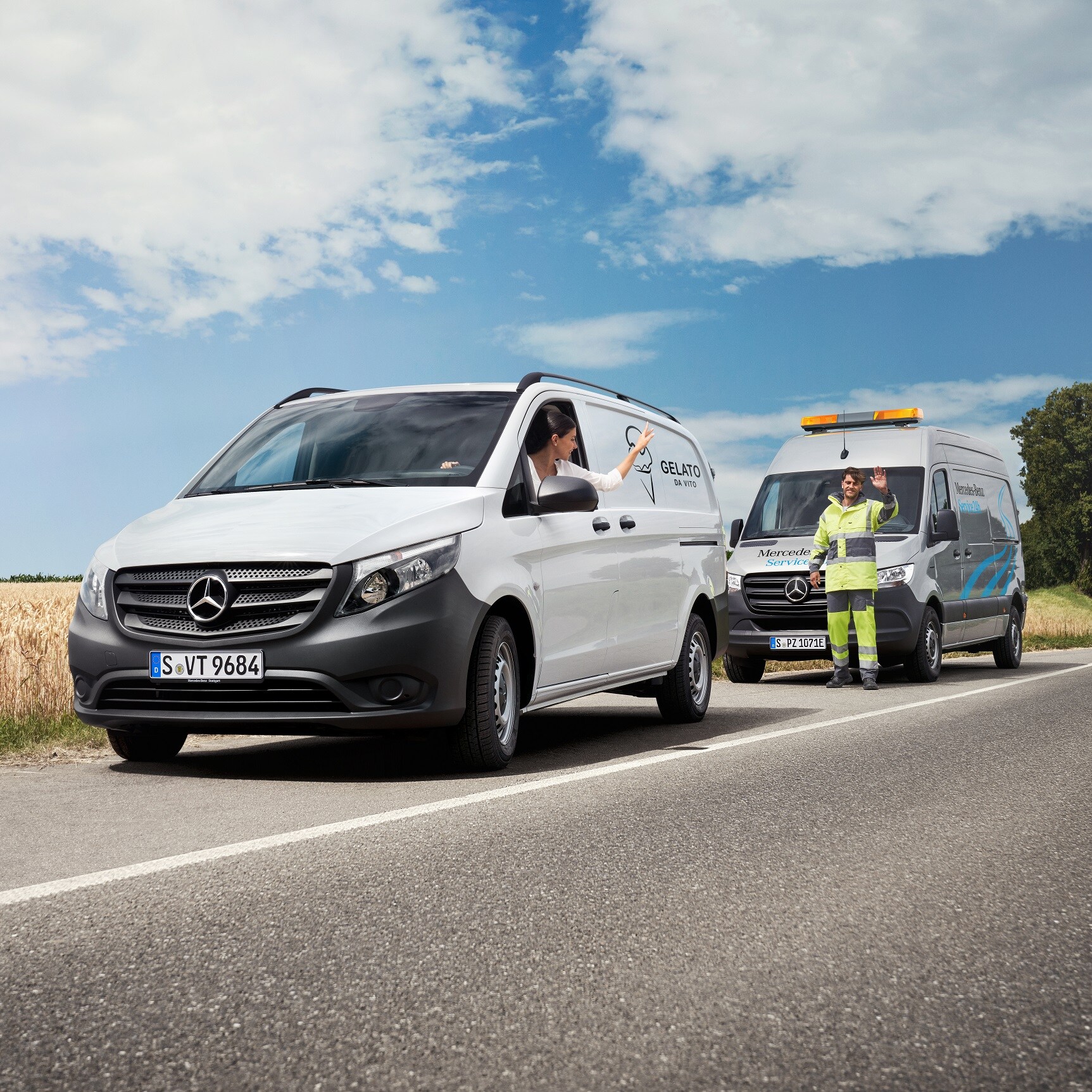 Ein Service-Fahrzeug von Mercedes-Benz steht hinter einer Van.