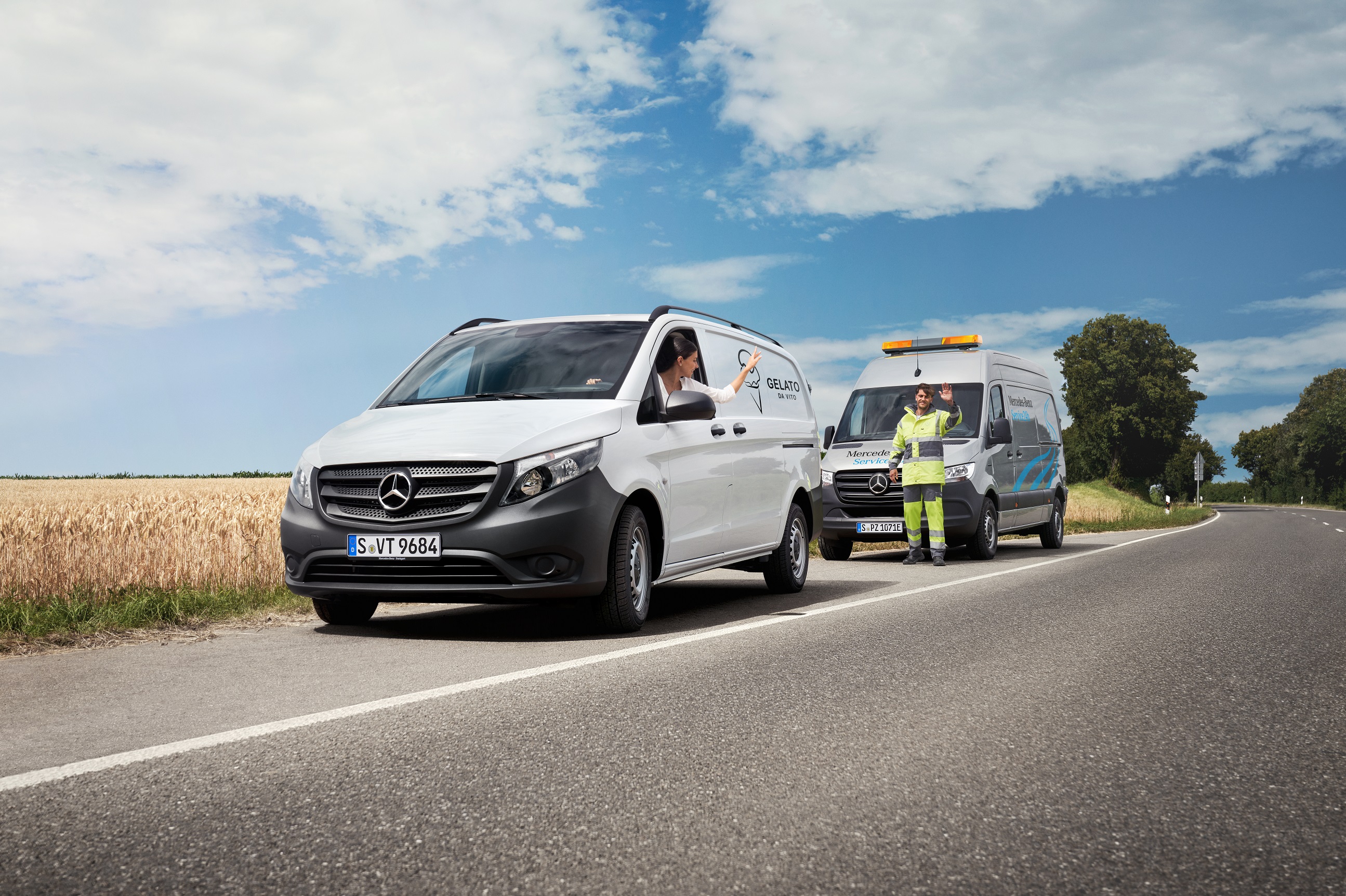 Service. Ein Service-Fahrzeug von Mercedes-Benz steht hinter einer Van.