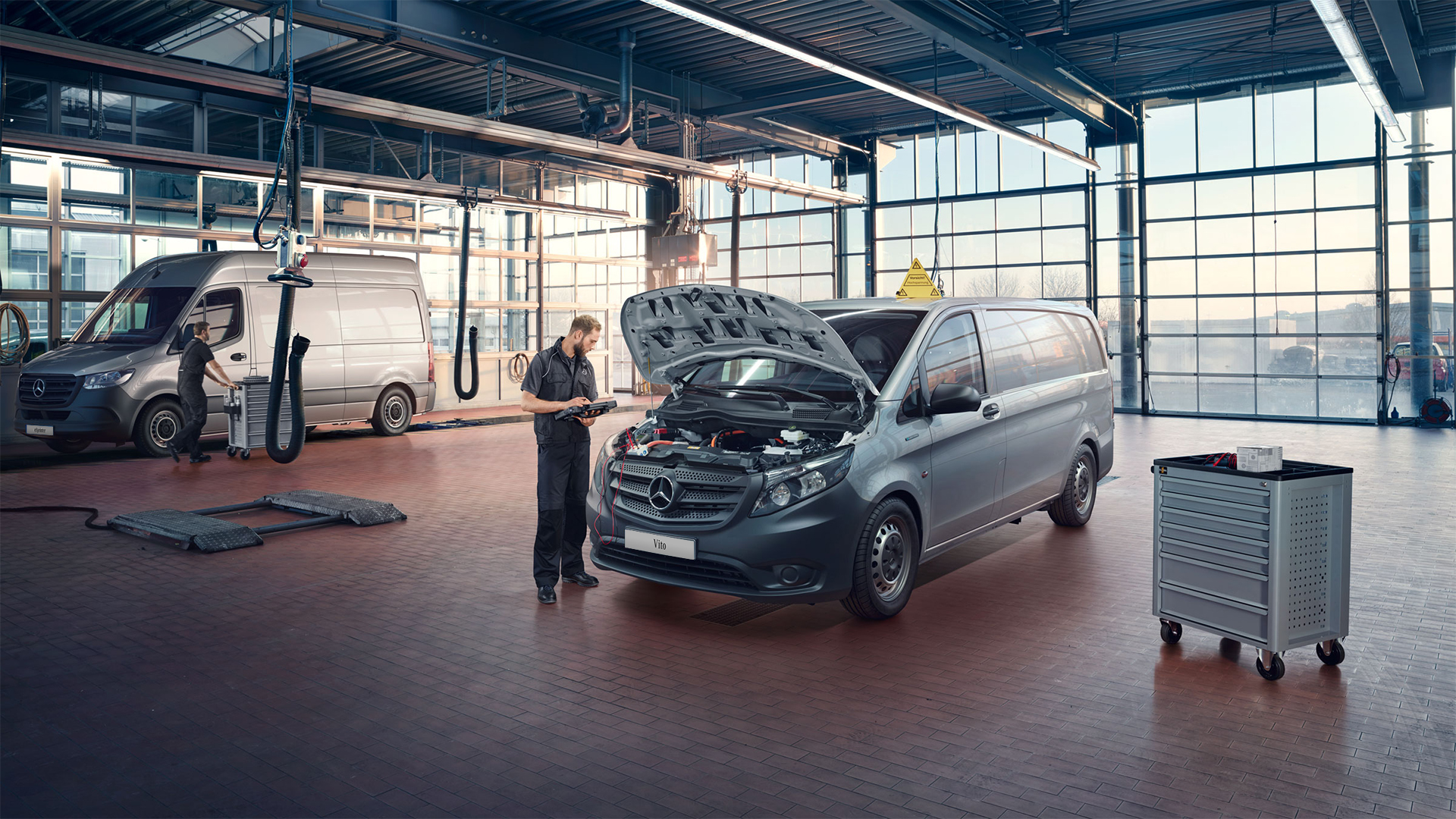 Vans. Ein Van steht mit offener Motorhaube in einer Werkstatt.