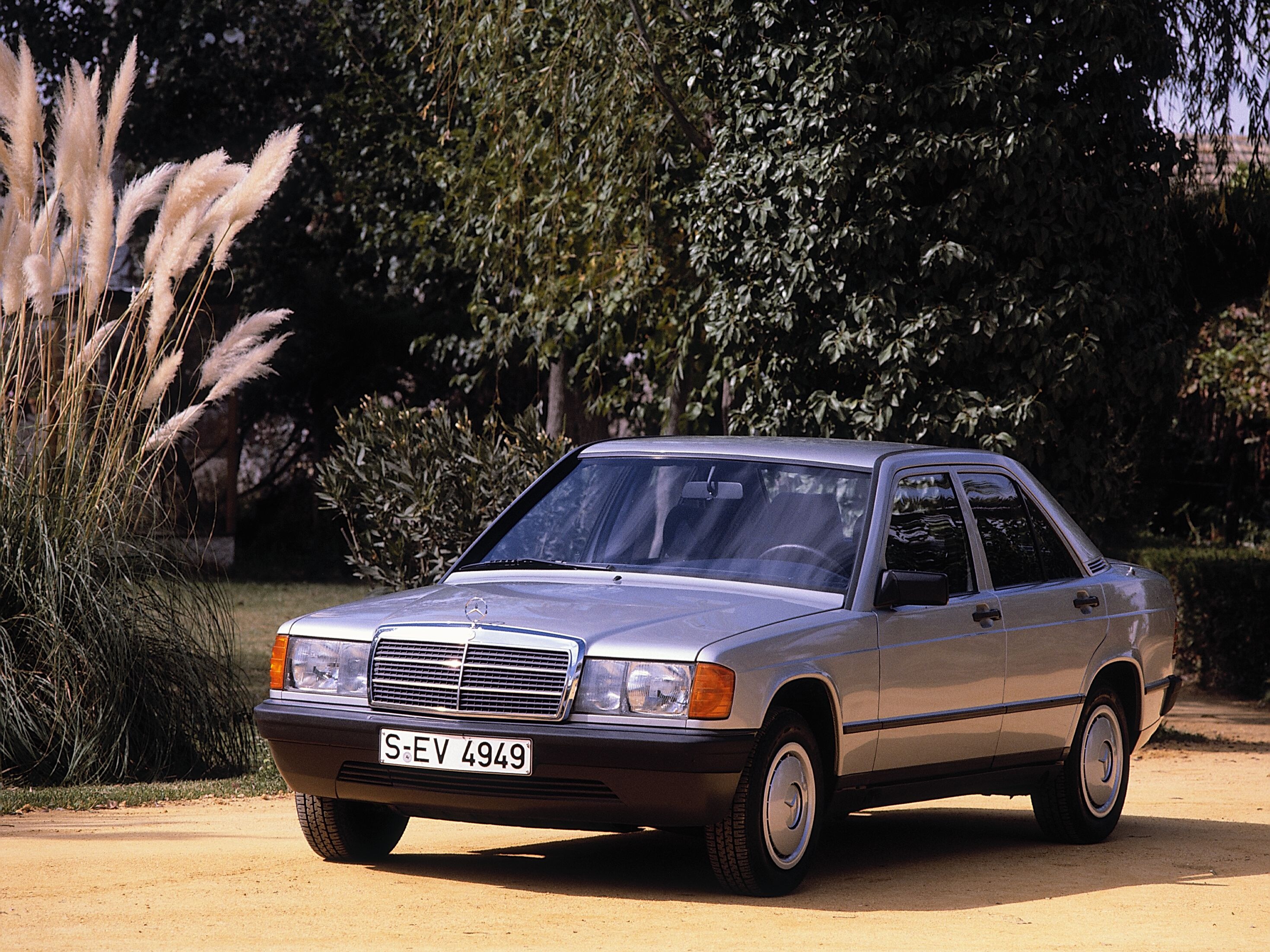 Mercedes-Benz 190 E, Kompaktklasse-Limousine der Baureihe 201