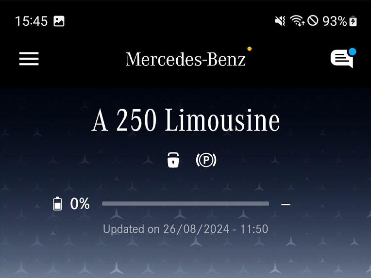 Auf einem Smartphone werden im Menü der Mercedes me App die verfügbaren Funktionen der Digitalen Extras zum Thema Navigation, Remote und GUARD 360˚ angezeigt.