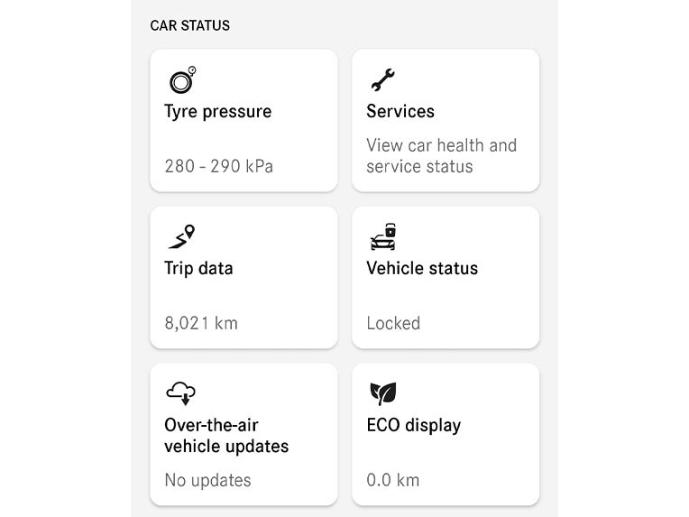 Zukünftige Traumfahrzeuge von Mercedes-Benz werden in der Mercedes App auf einem Smartphone angezeigt.