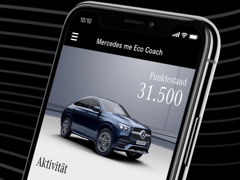 Mercedes-Benz Eco Coach App | Apps | Mercedes-Benz Auf einem Smartphone ist die Mercedes-Benz Eco Coach App geöffnet und die durch eine besonders umweltfreundliche Fahrweise erreichte Punktzahl wird angezeigt.