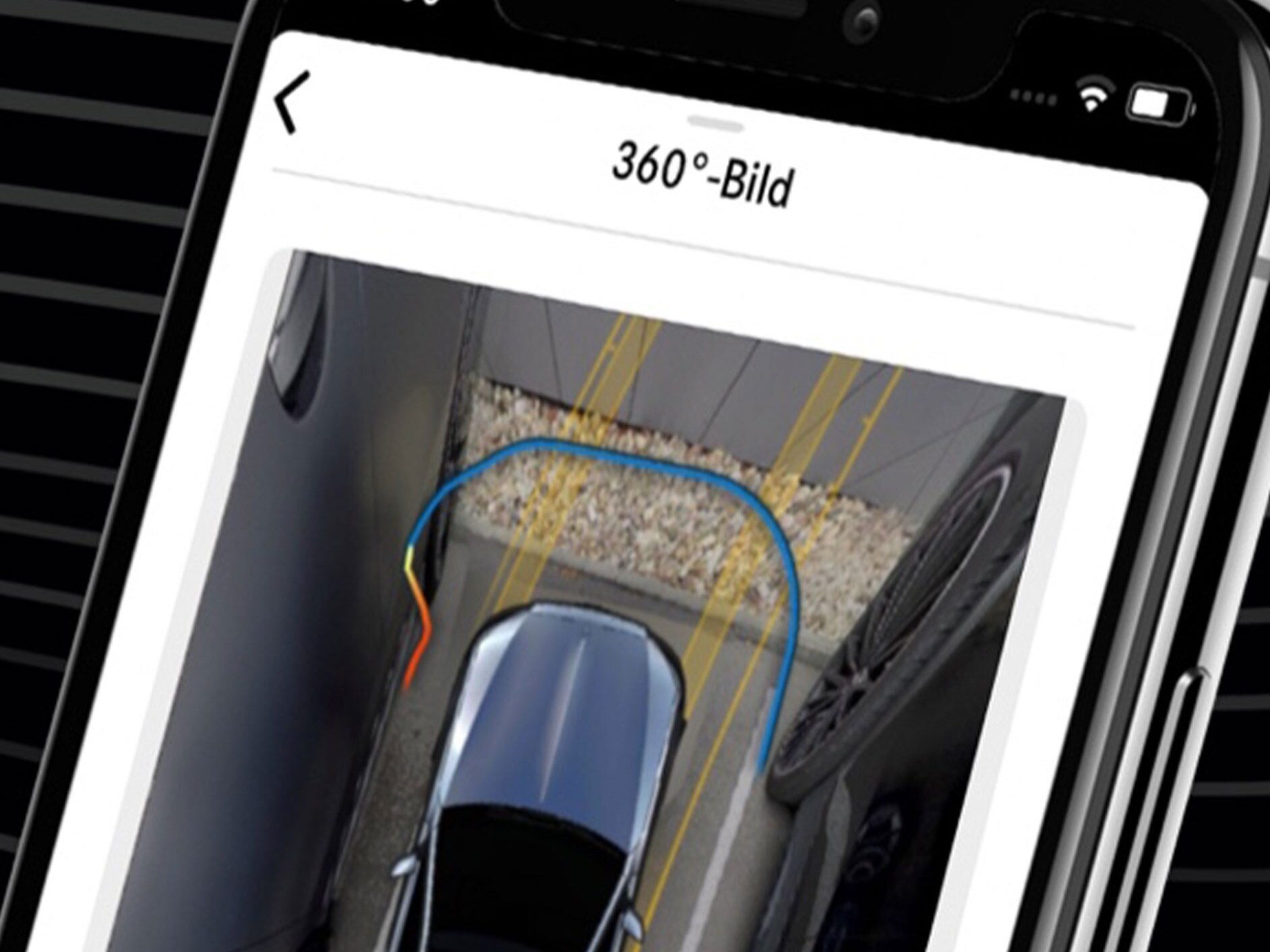 Mit der Mercedes-Benz Remote Park-Assistent App und der 360°-Ansicht auf einem Smartphone wird ein Mercedes-Benz bequem in eine enge Parklücke gelenkt.