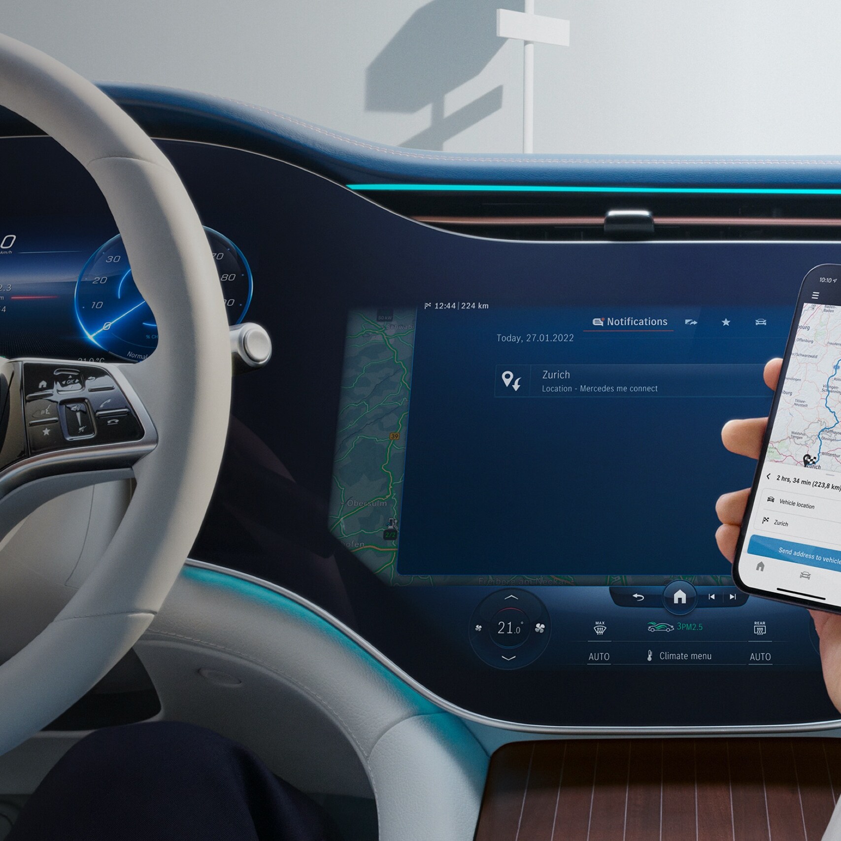 Ein Mann öffnet die Mercedes-Benz App auf seinem Smartphone.