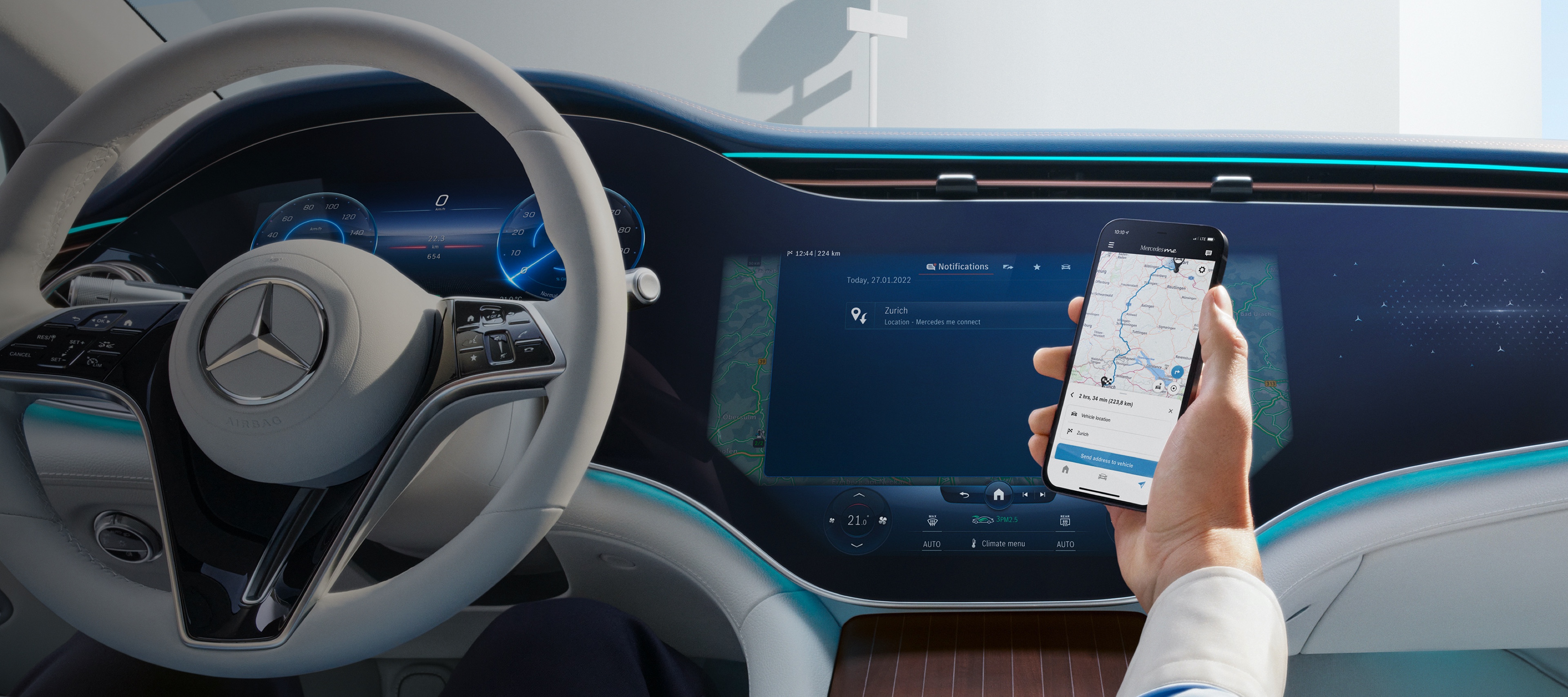Apps | Mercedes-Benz Ein Mann öffnet die Mercedes-Benz App auf seinem Smartphone.