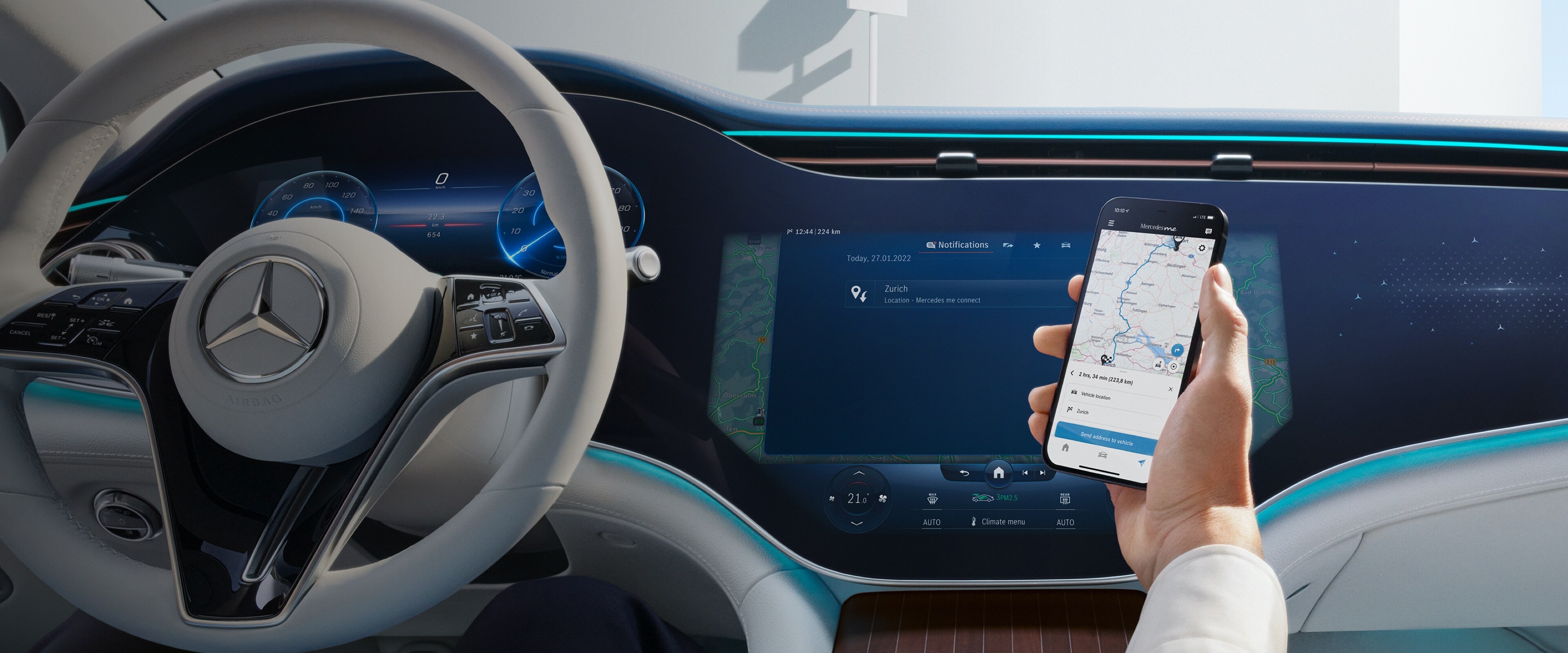 Ein Mann öffnet die Mercedes-Benz App auf seinem Smartphone.