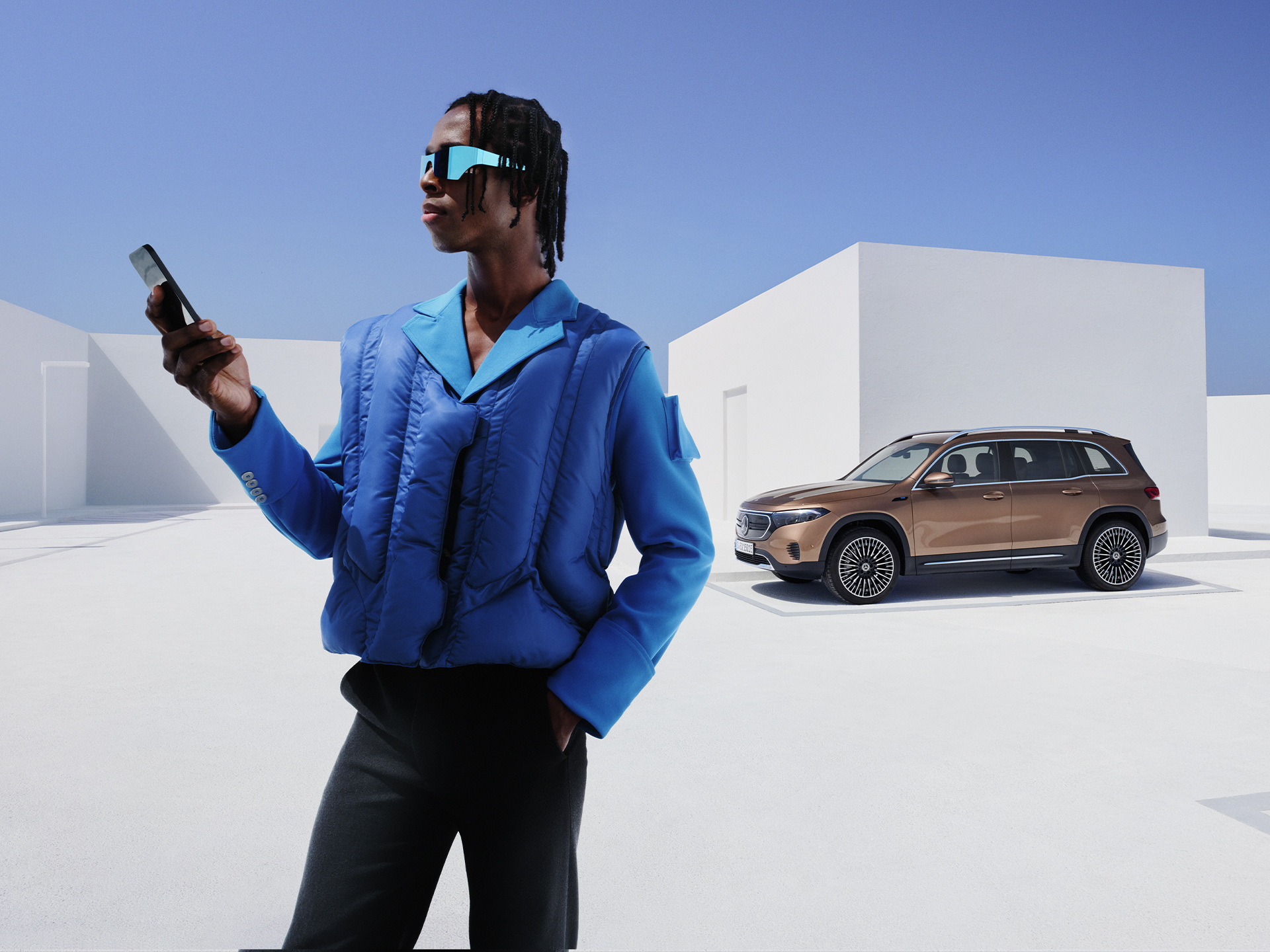 Mercedes-Benz App | Apps | Mercedes-Benz Das Menü der Mercedes-Benz App zeigt die verfügbaren Funktionen der Digitalen Extras zu den Themen Navigation, Remote und GUARD 360˚ auf einem Smartphone an.