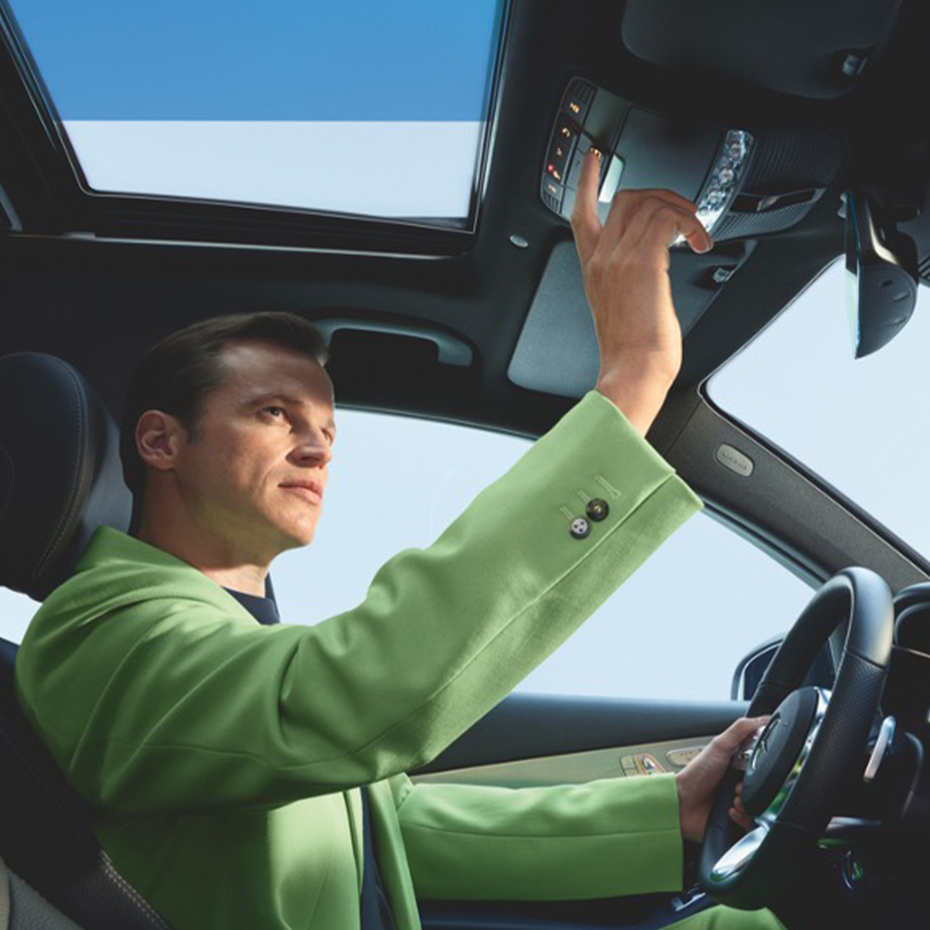 Mercedes-Benz Notrufsystem | Serienausstattung | Mercedes-Benz Das Mercedes-Benz Notrufsystem als Teil der Serienausstattung der Digitalen Extras von Mercedes-Benz.