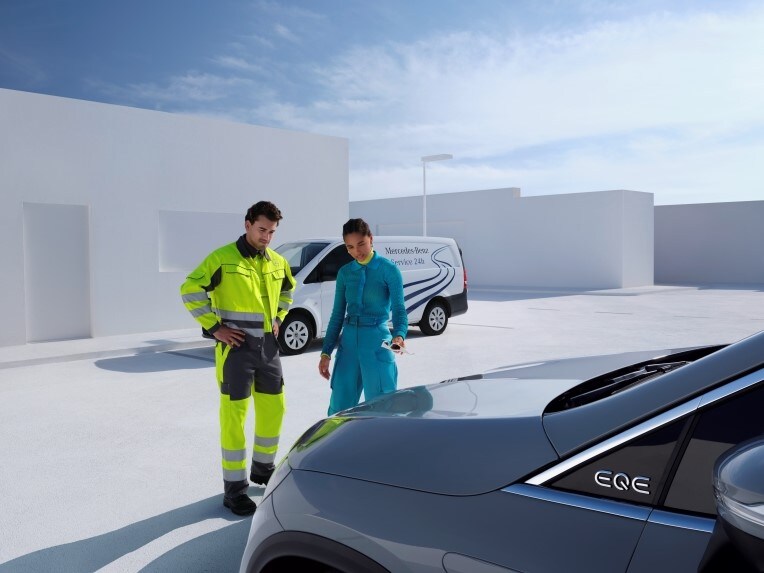 Reparaturservice und Fahrer vor einem Mercedes-Benz.
