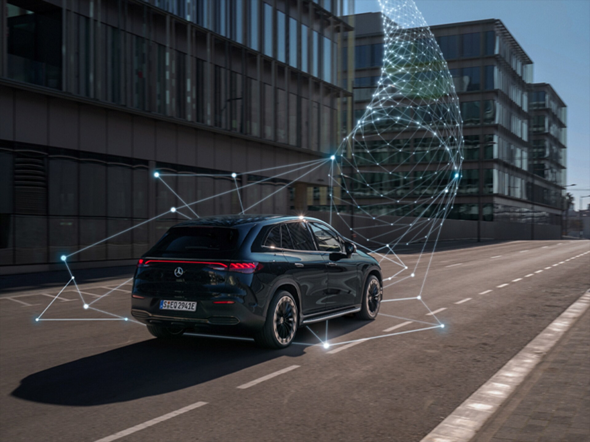 Ein Mercedes-Benz Fahrzeug, das auf der Straße fährt umgeben von einer graphisch dargestellten Netzstruktur.