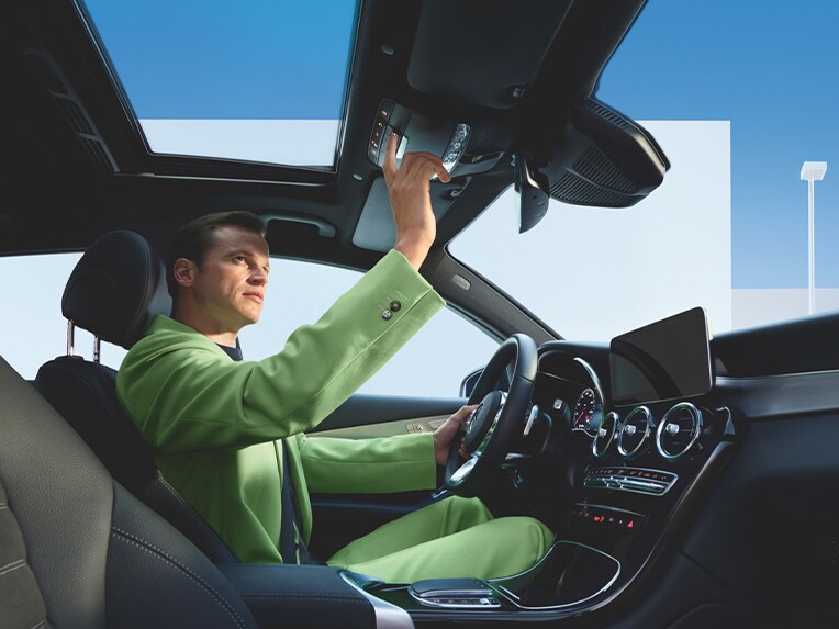 Das Mercedes-Benz Notrufsystem als eines von verschiedenen Digitalen Extras von Mercedes-Benz.