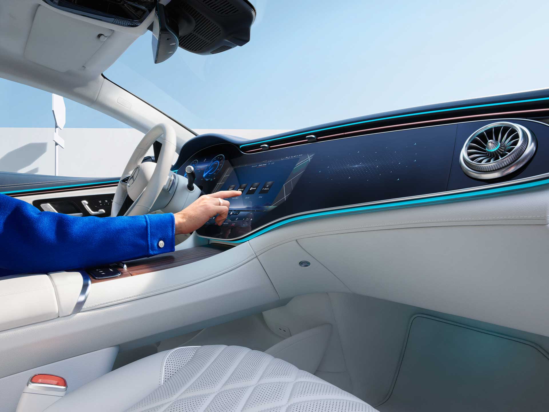 Navigation | Digitale Extras | Mercedes-Benz Auf dem Bildschirm des MBUX Multimediasystem in einem Mercedes-Benz werden Digitale Extras ausgewählt.