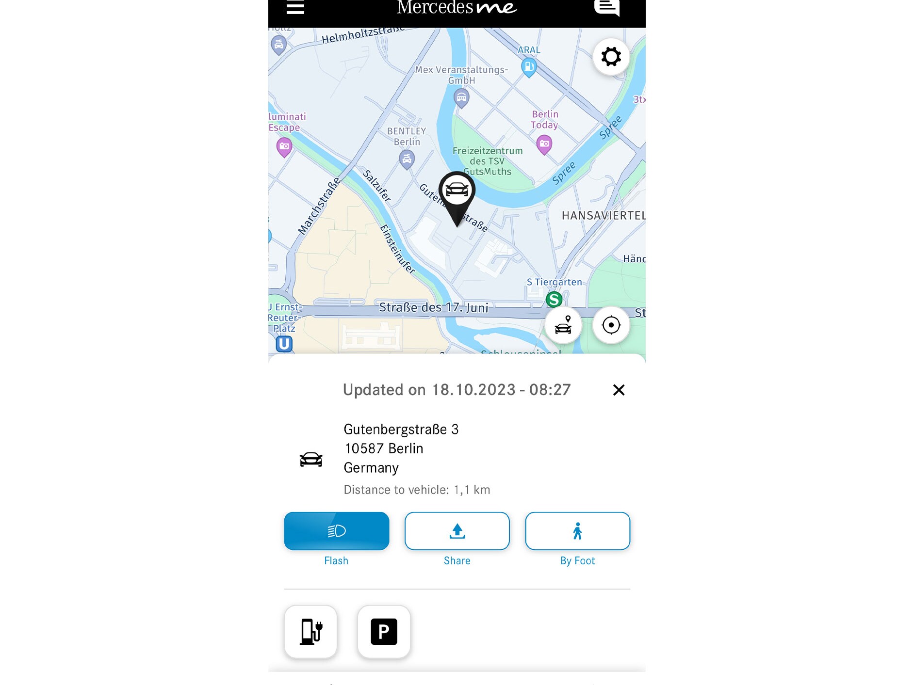 Auf einem Smartphone wird der Fahrzeugstandort in der Mercedes-Benz App angezeigt.