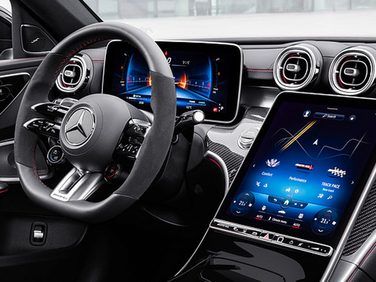 Kunde macht eine Probefahrt mit einem Mercedes-Benz
