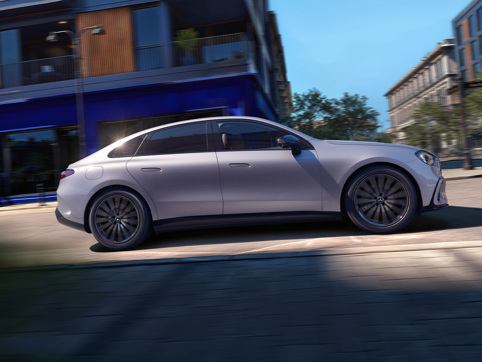 Die neue elektrische C-Klasse 2026 | Mercedes-Benz Seitliche Ansicht der neuen C-Klasse von Mercedes-Benz. Das Modell fährt auf einer Straße im Sonnenschein.