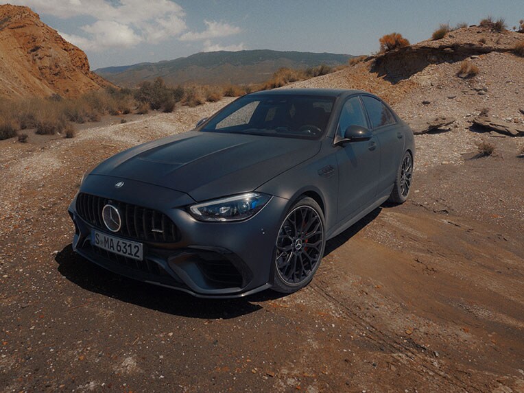 Die Mercedes-AMG C-Klasse in einer seitlichen Frontansicht.