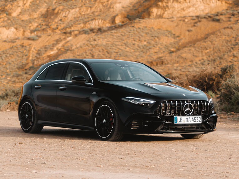 Die Mercedes-AMG A-Klasse in einer seitlichen Frontansicht.