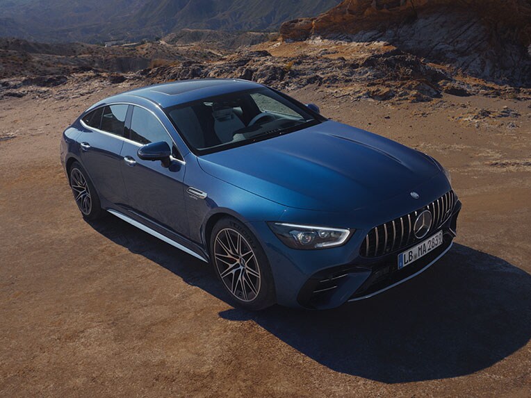 Das Mercedes-AMG GT 4-Türer Coupé in einer seitlichen Frontansicht.