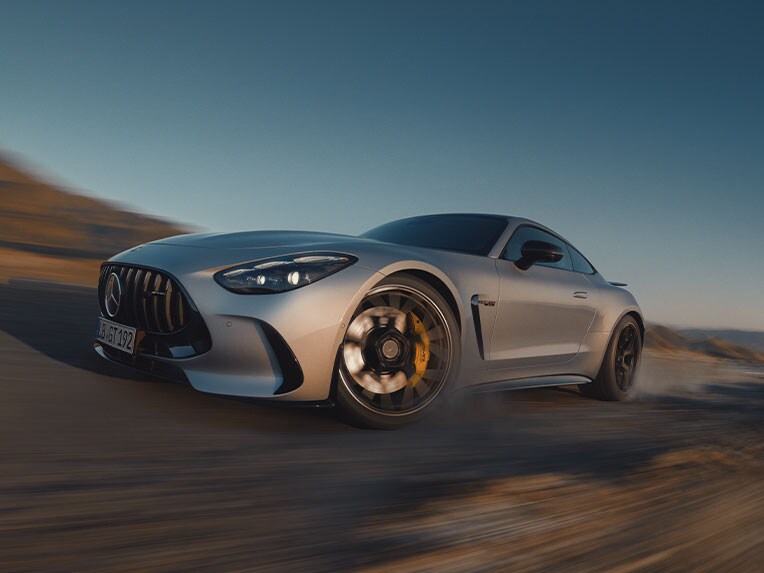 Das Mercedes-AMG GT Coupé in einer seitlichen Frontansicht.