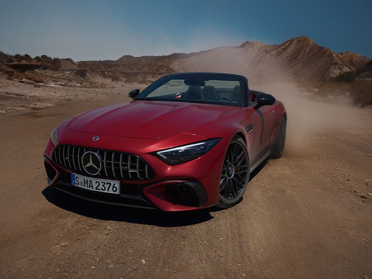 Der Mercedes-AMG Roadster in einer seitlichen Frontansicht.