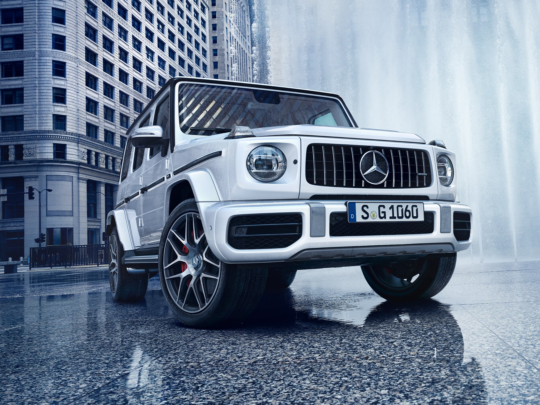 Der Mercedes-AMG G 63 von Mercedes-Benz in einer seitlichen Frontansicht in einer modernen Umgebung.