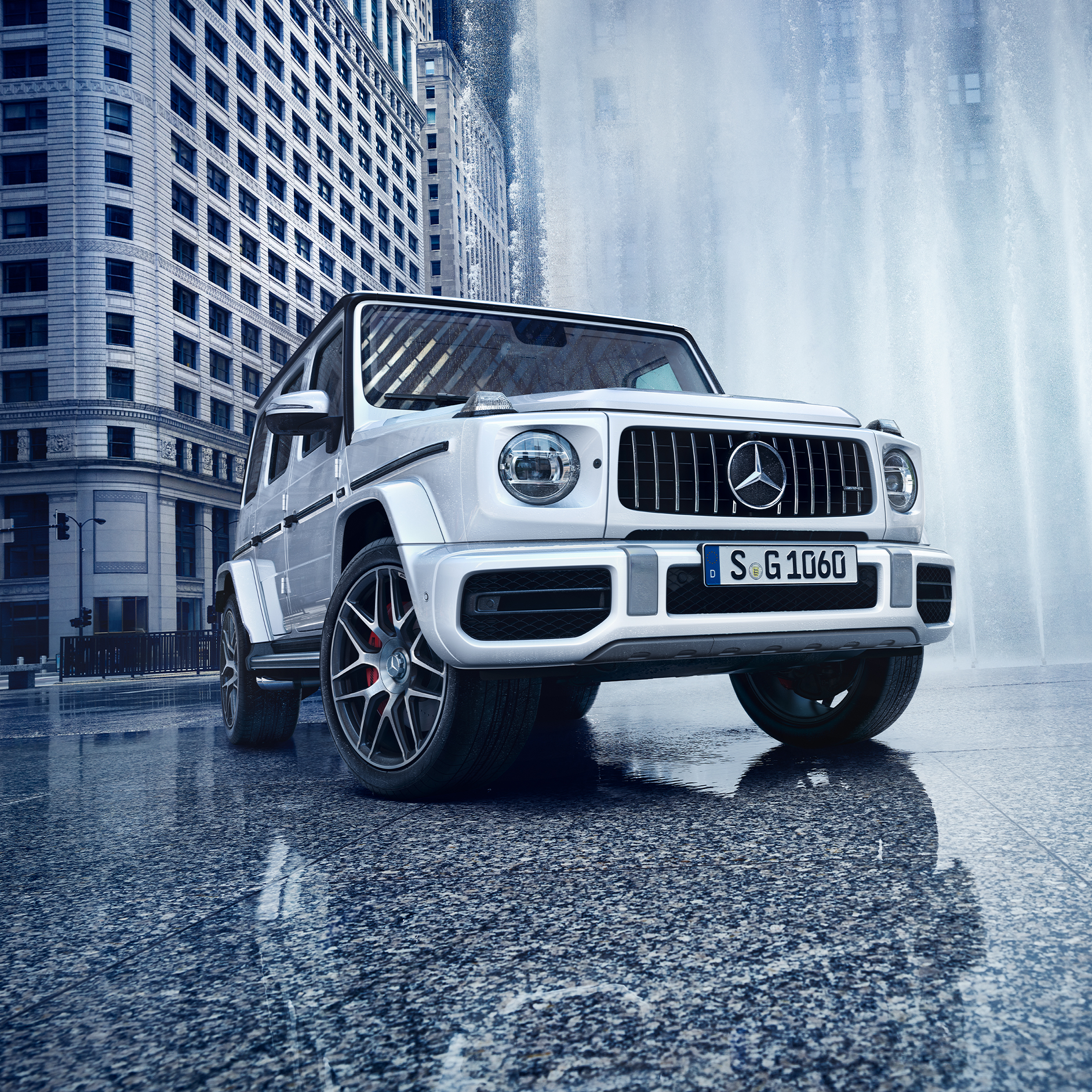 Werksabholung am G-Class Experience Center | Mercedes-Benz Der Mercedes-AMG G 63 von Mercedes-Benz in einer seitlichen Frontansicht in einer modernen Umgebung.